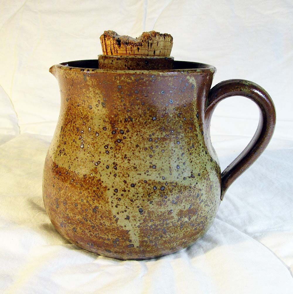 Sandstone pitcher with central reserve