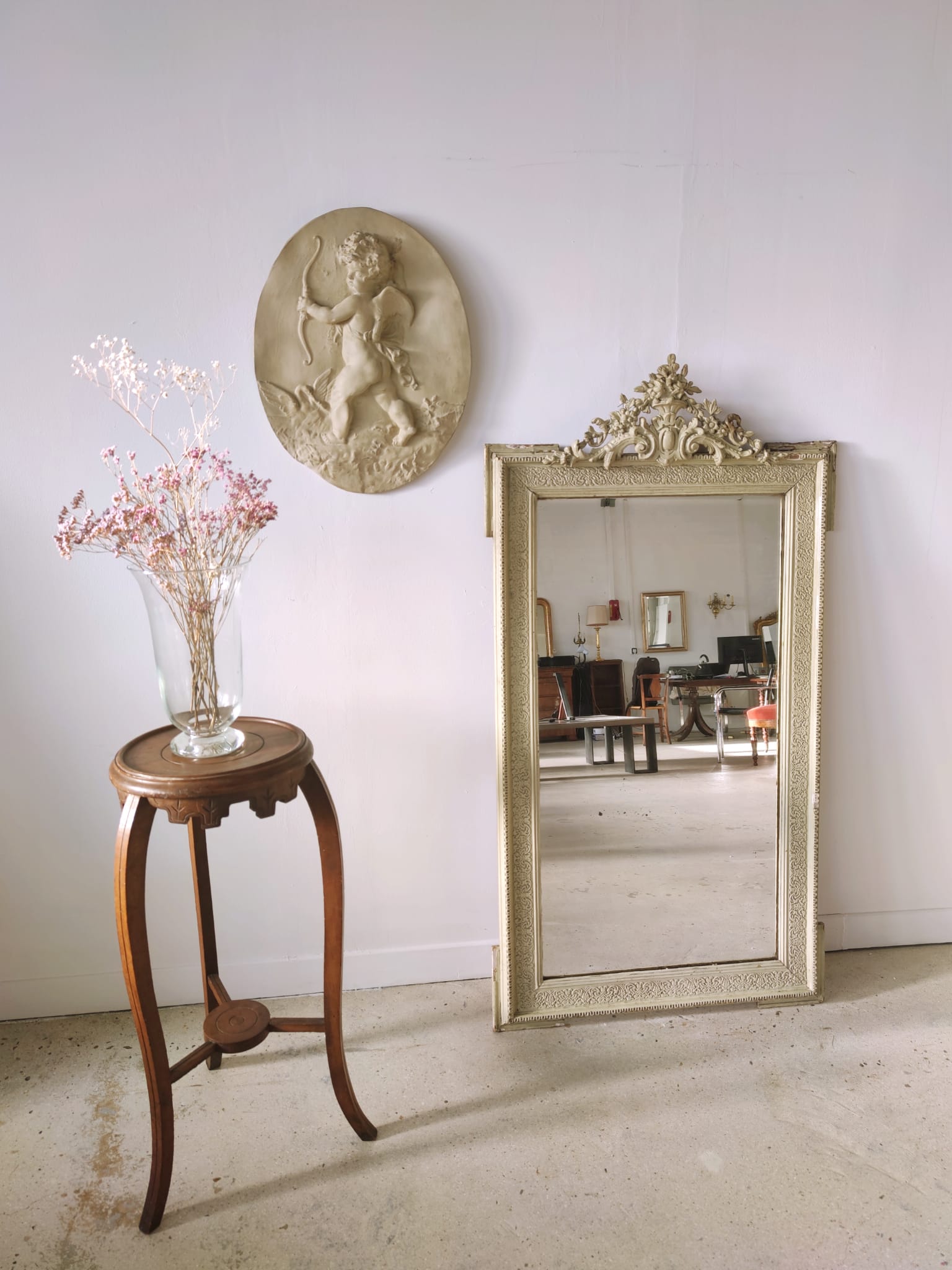 Rectangular mirror in light green lacquered wood with pediment H:1m39