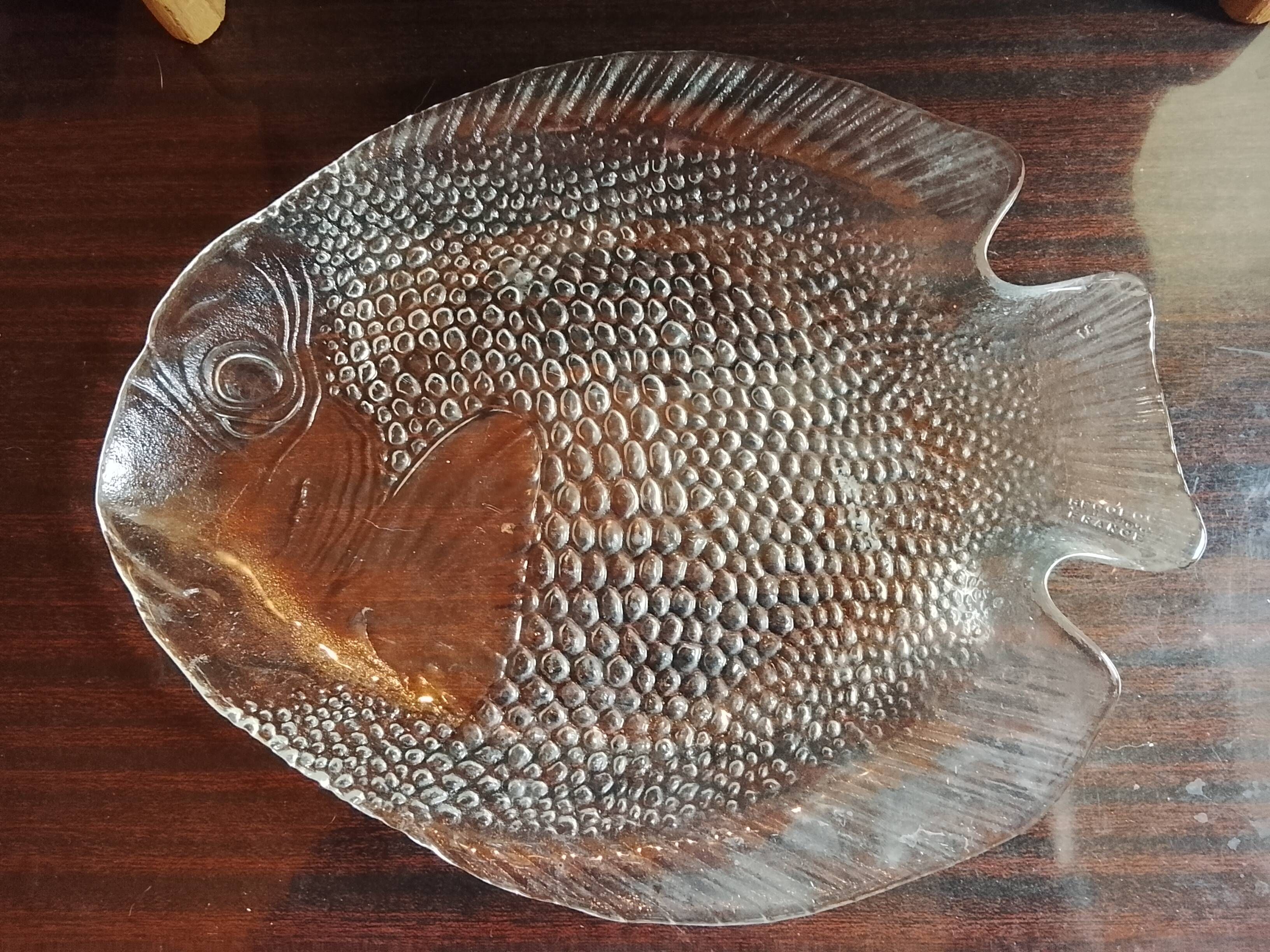 VINTAGE 70/80 FISH SERVICE - 7 PIECES IN MOULDED GLASS BY ARCOROC FR