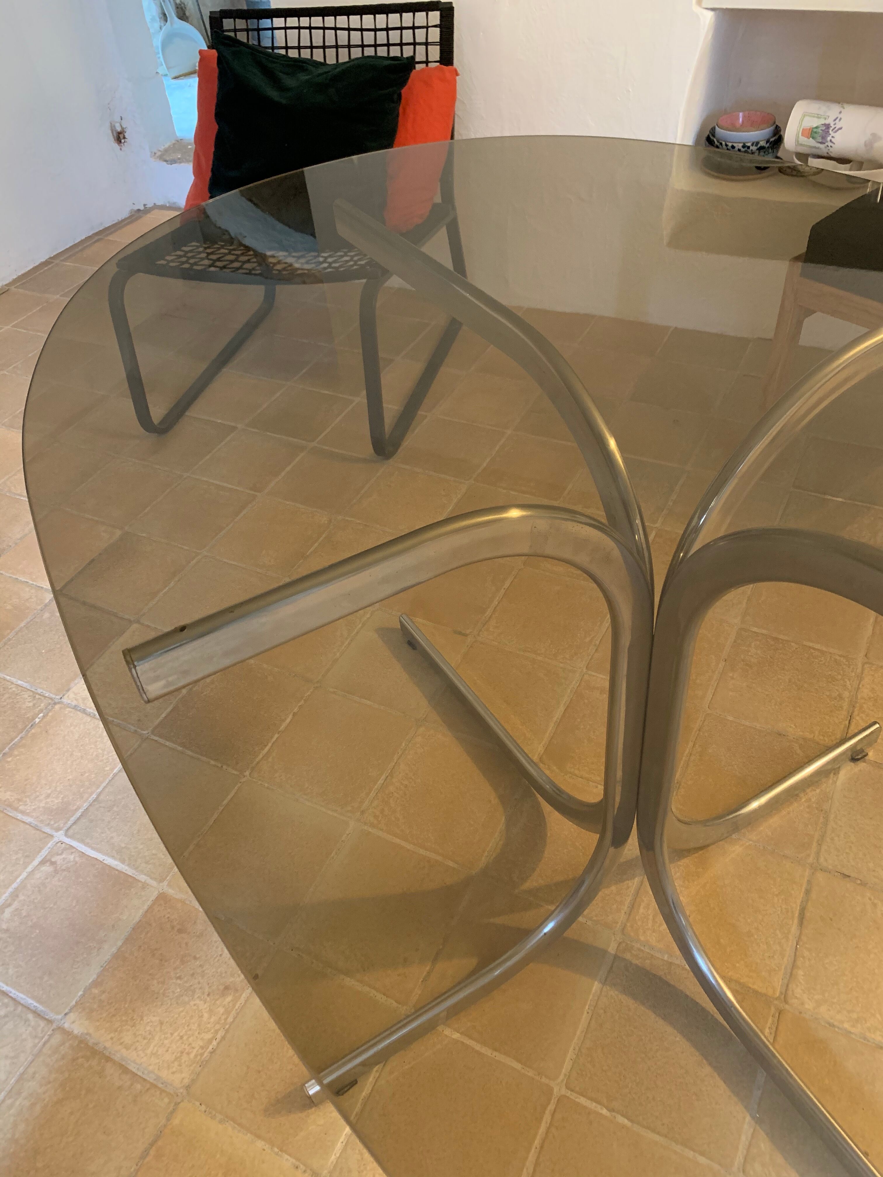 Table salle à manger année 70, plateau verre fumé pieds chromés Selency