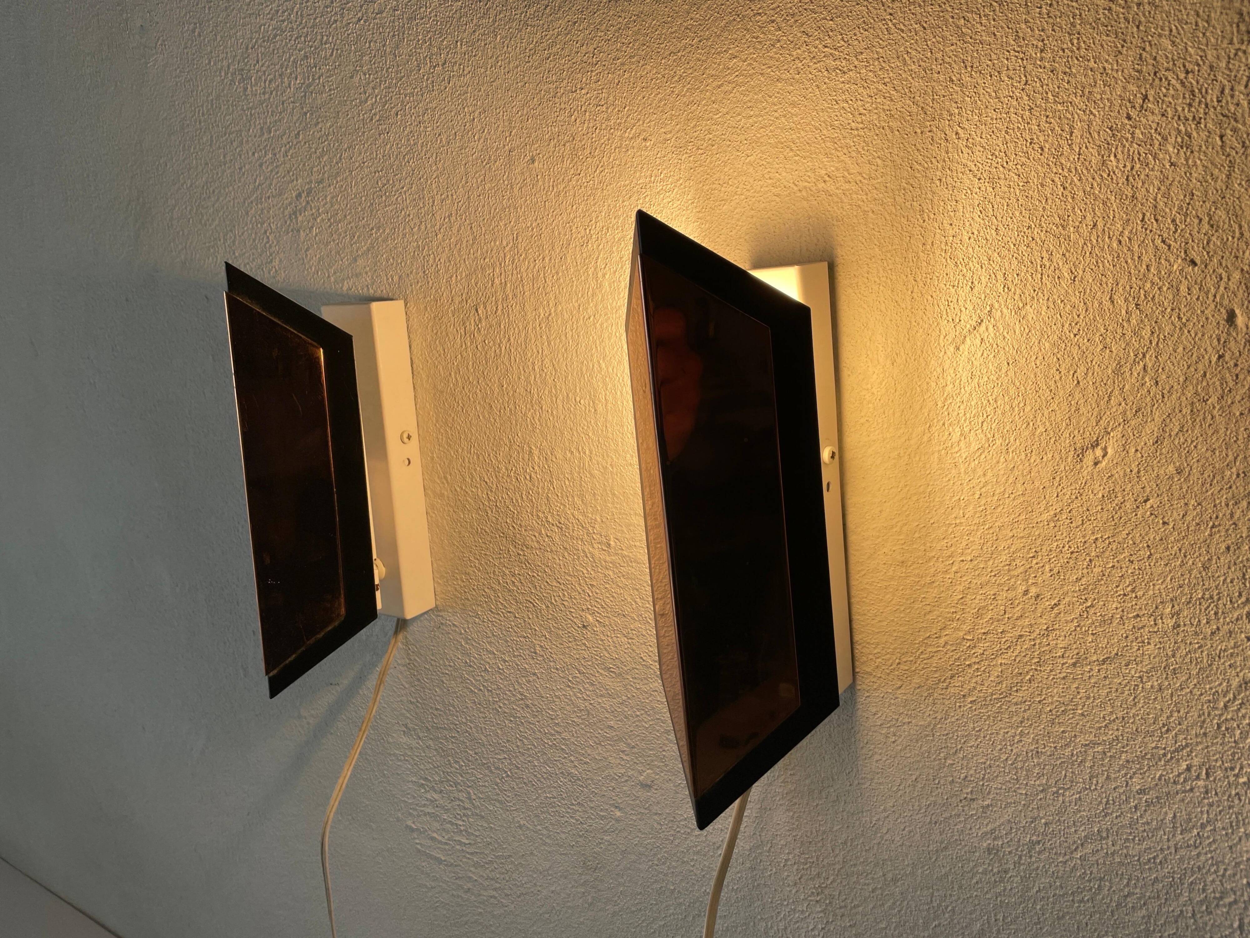 Pair of French wall lights with geometric design in copper, 1960, France.