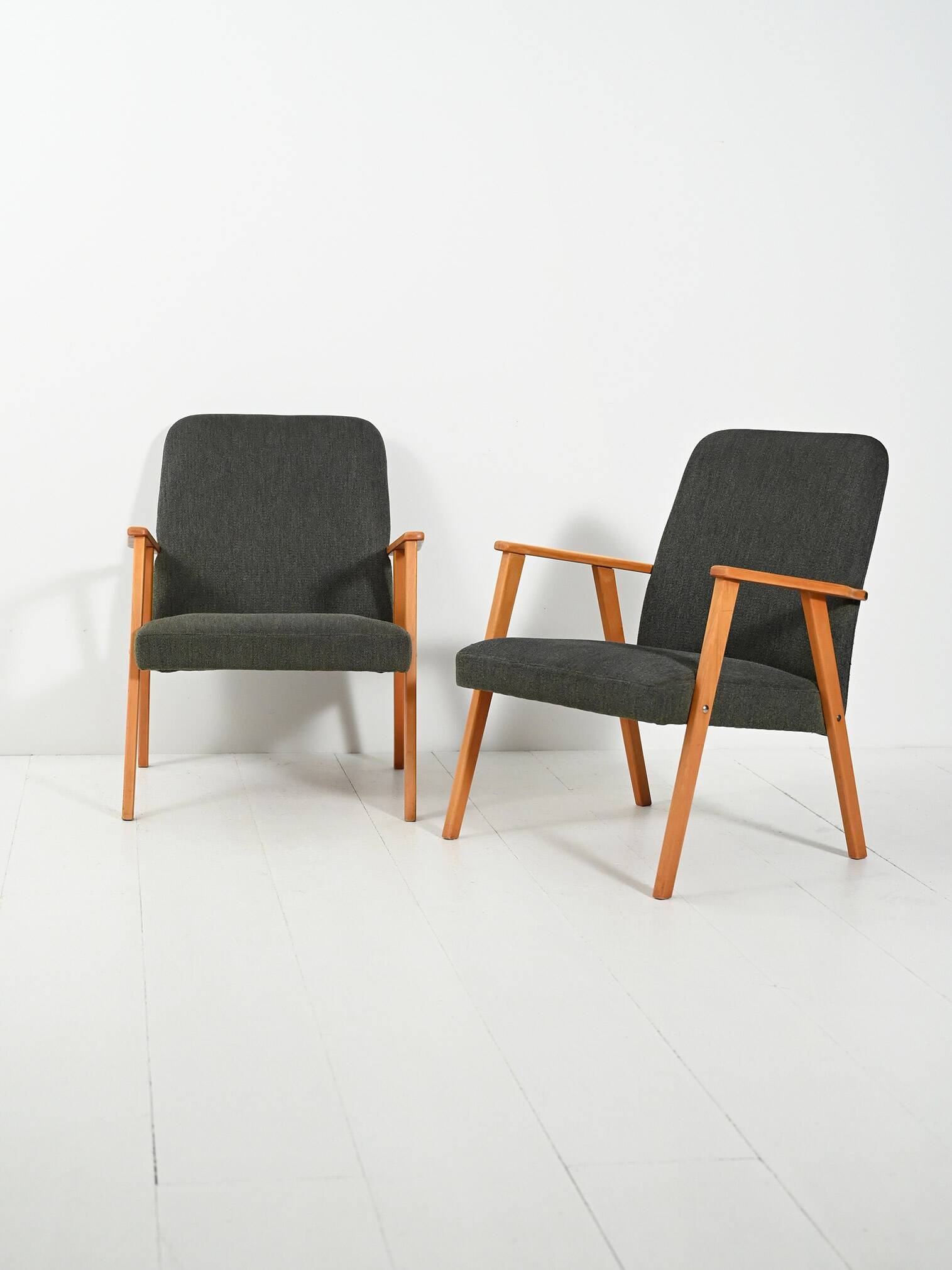 Paire de fauteuils en hêtre avec un revêtement en tissu gris
