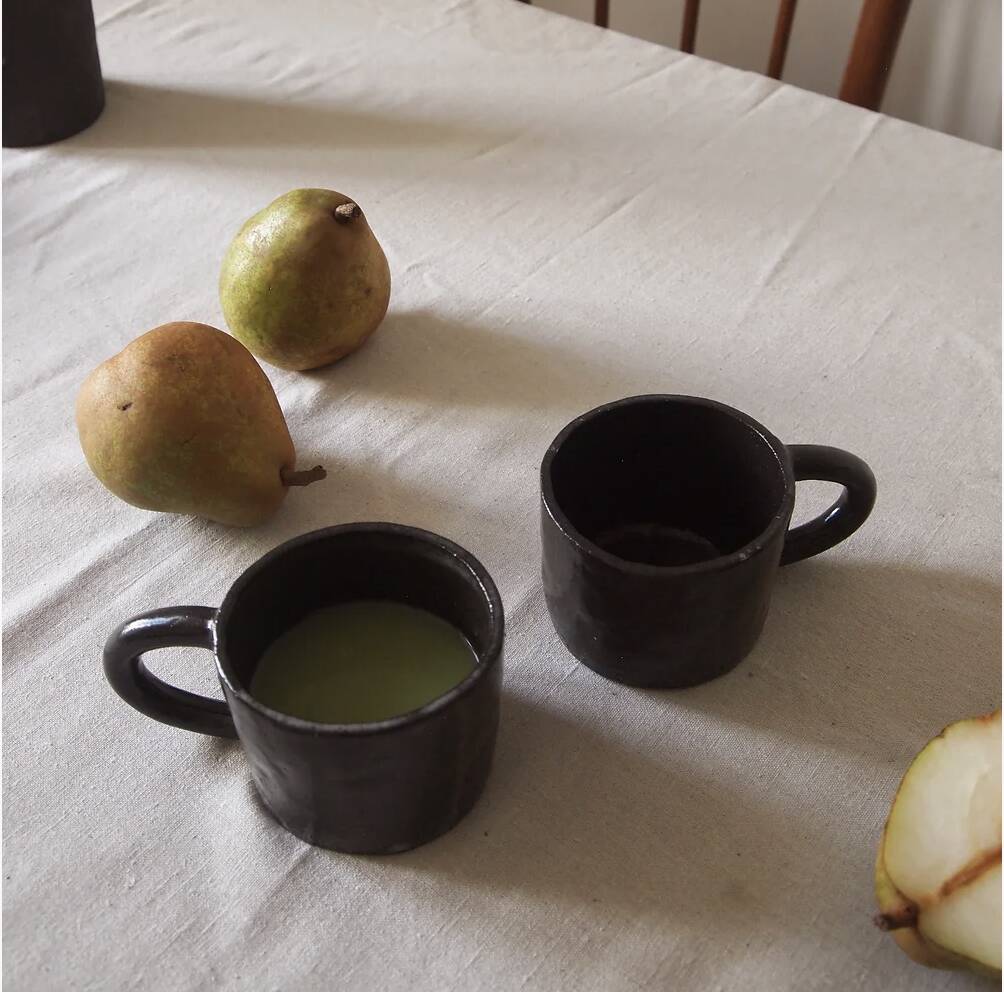 Petite tasse en grès noir