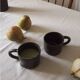 Petite tasse en grès noir