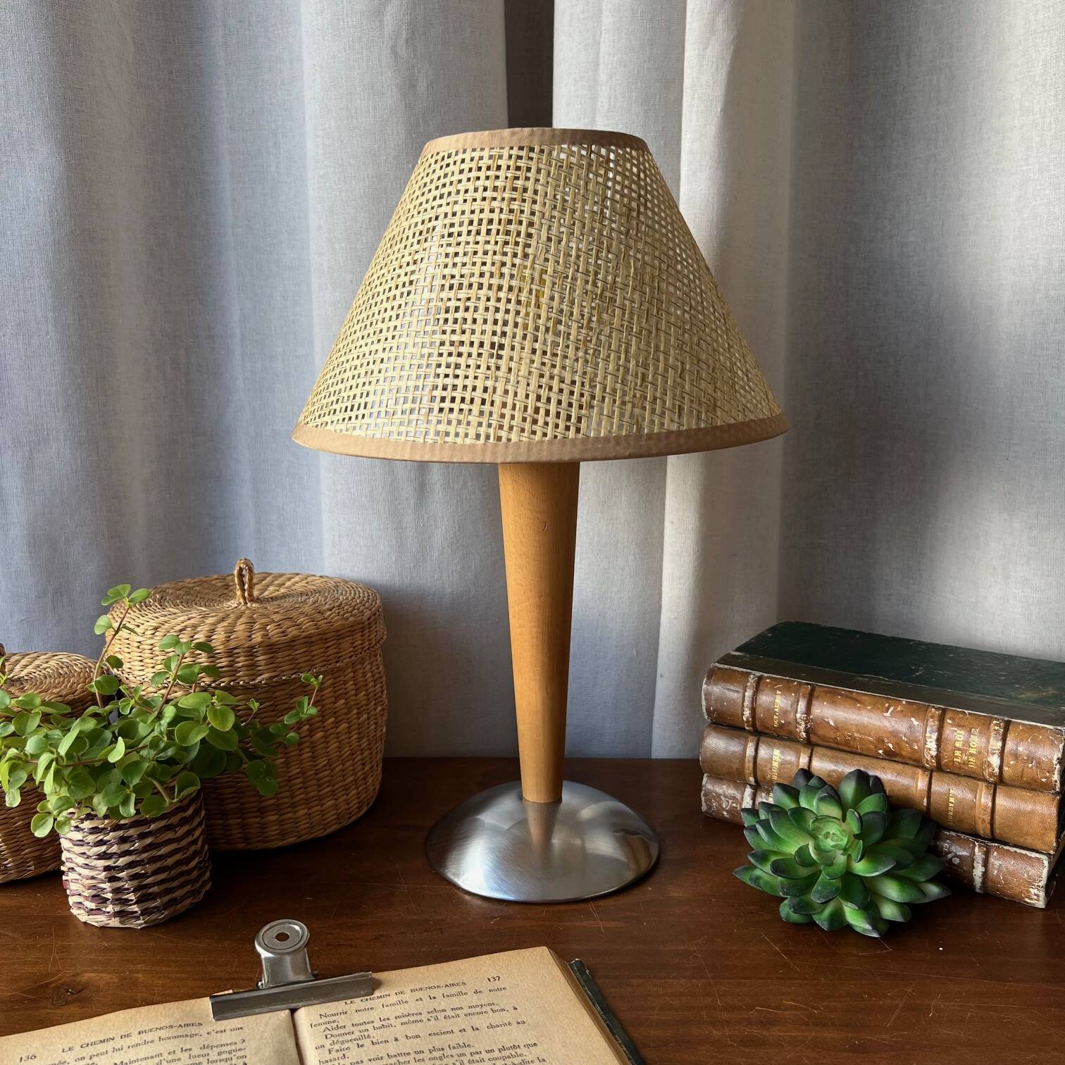 Lampe chrome & bois, abat-jour esprit osier