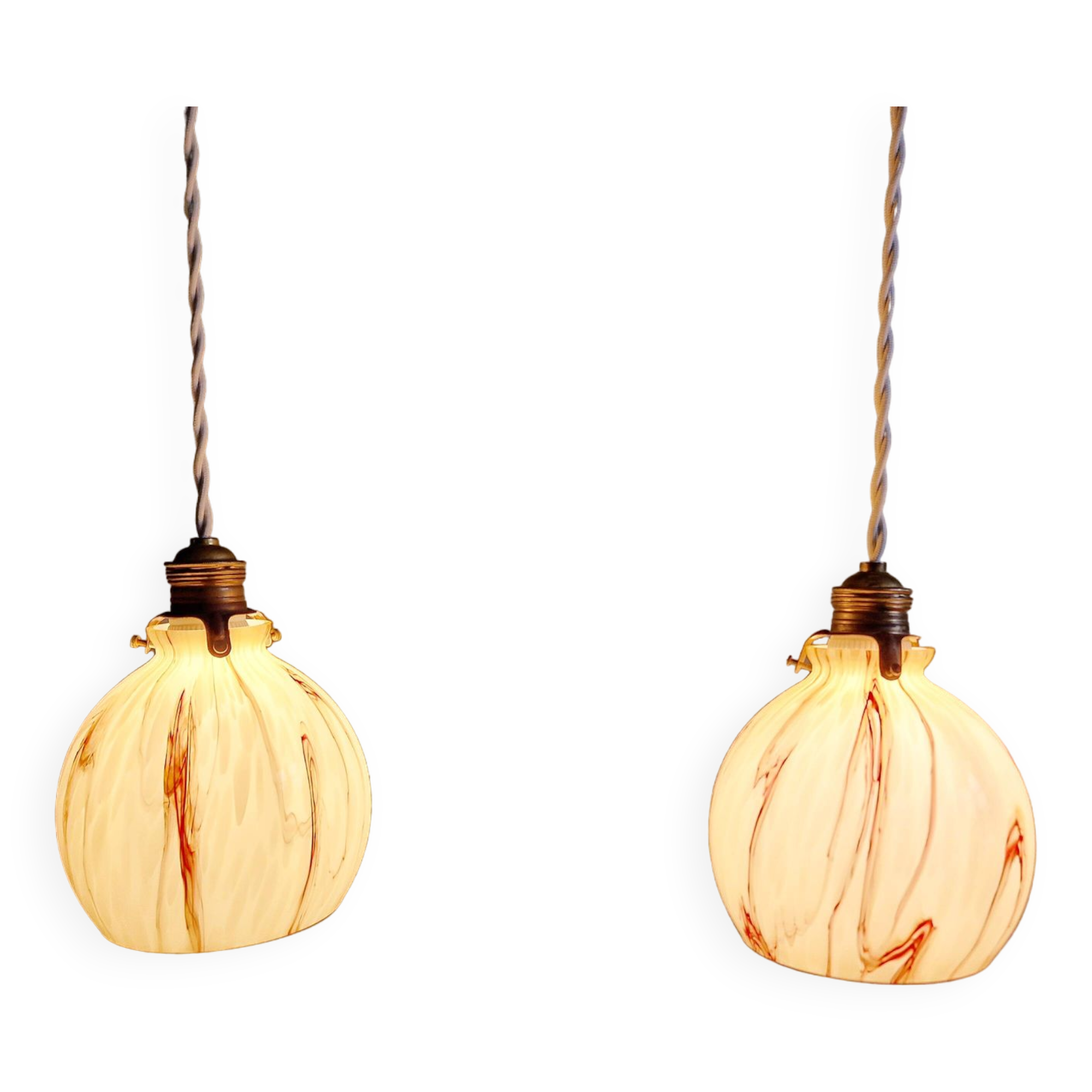Duo de suspensions Art Déco en opaline marbrée, années 1920-30