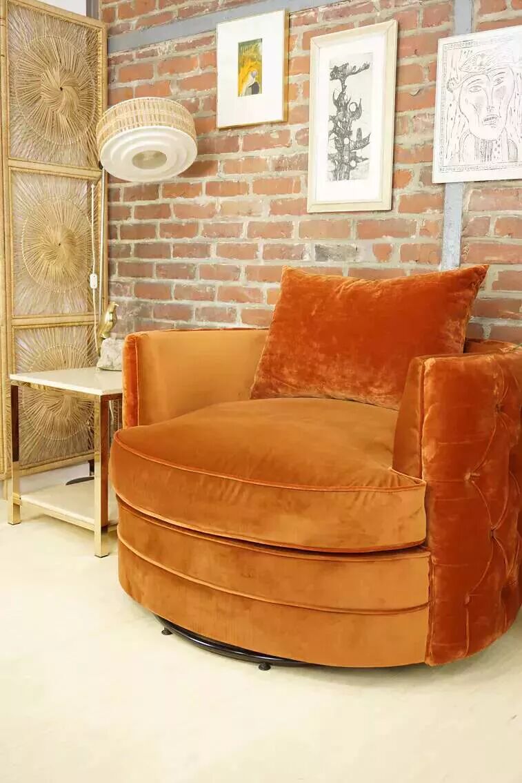 Fauteuil pivotant et capitonné en velours