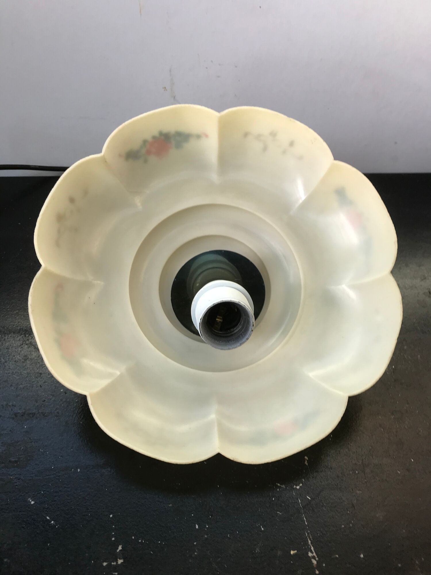 Suspension ancienne lumapel bakélite blanc avec décor fleurs années 70 vintage