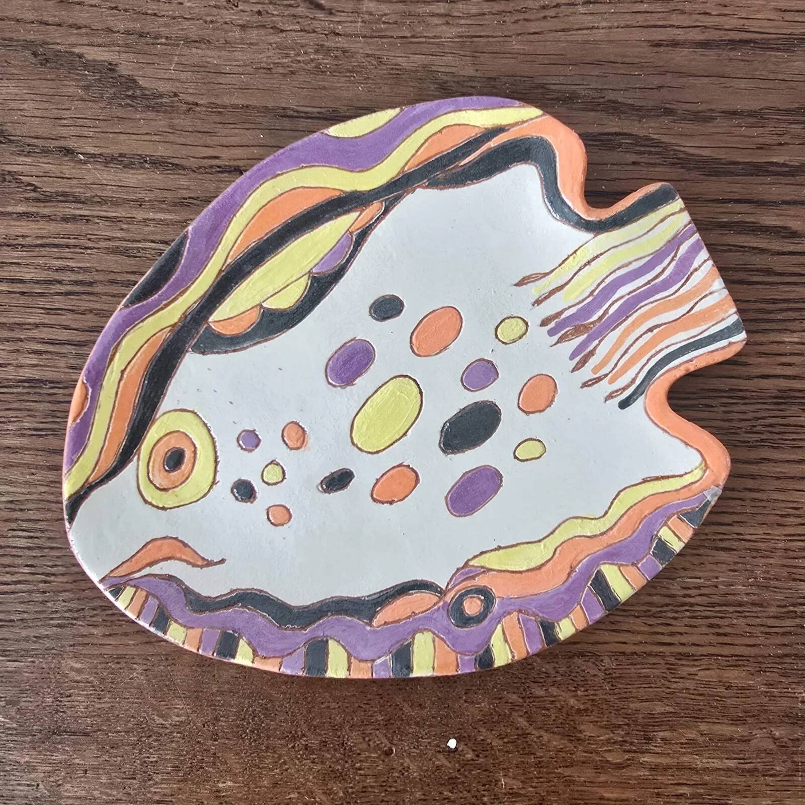 Hand-painted artisan fish plate, signed – Coloured terracotta with naive decoration