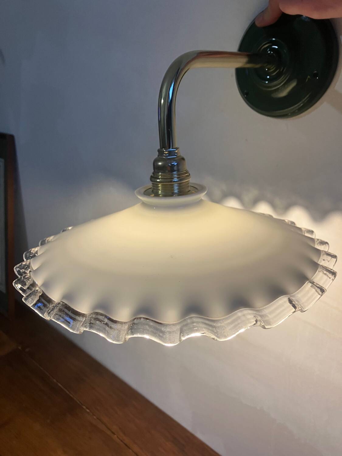 Serrated opaline wall lamp