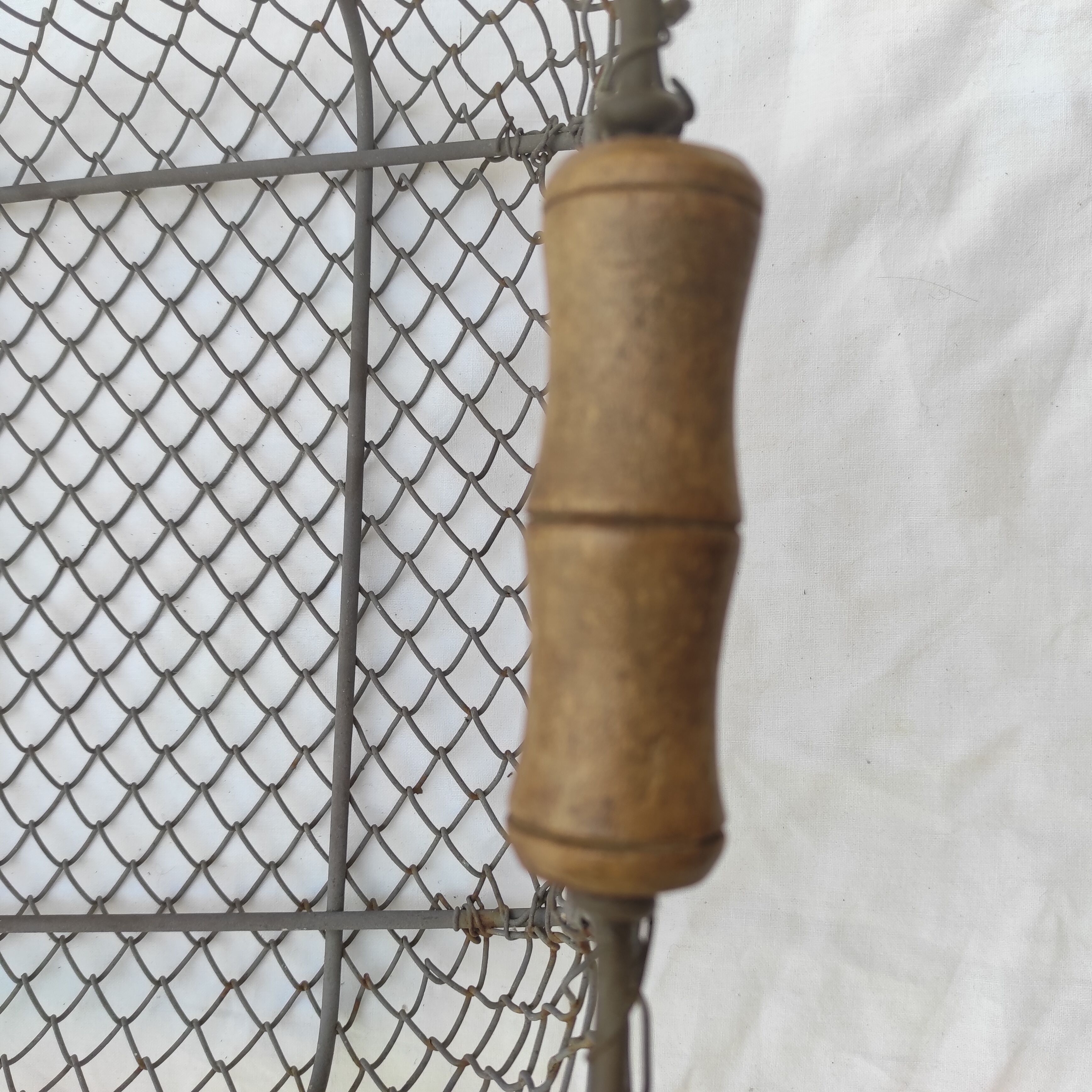 Basket with 2 wooden handles in wire mesh