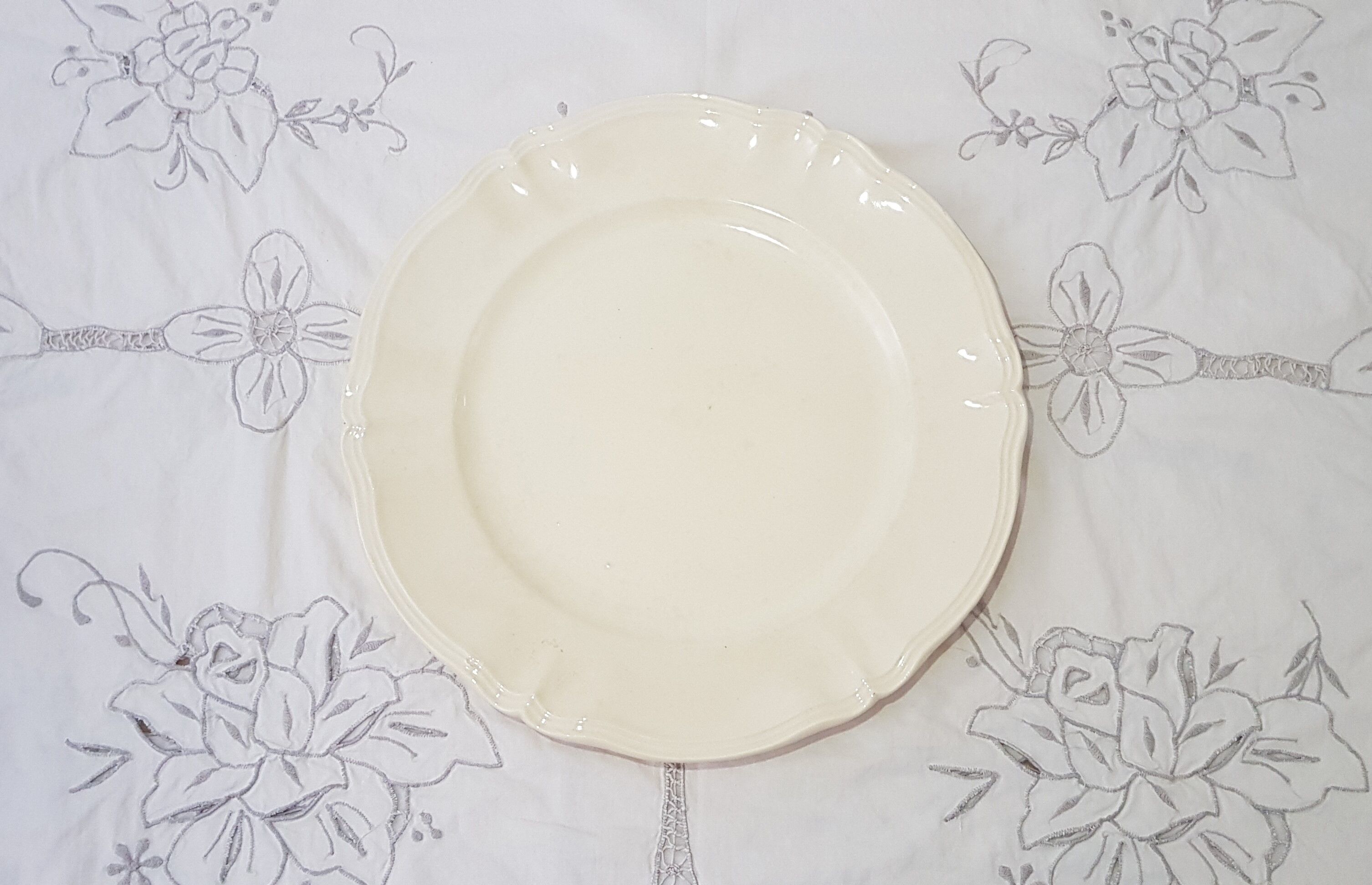 Plat rond de service en faïence de Sarreguemines modèle Ivoire - Antique English Vintage - Campagne