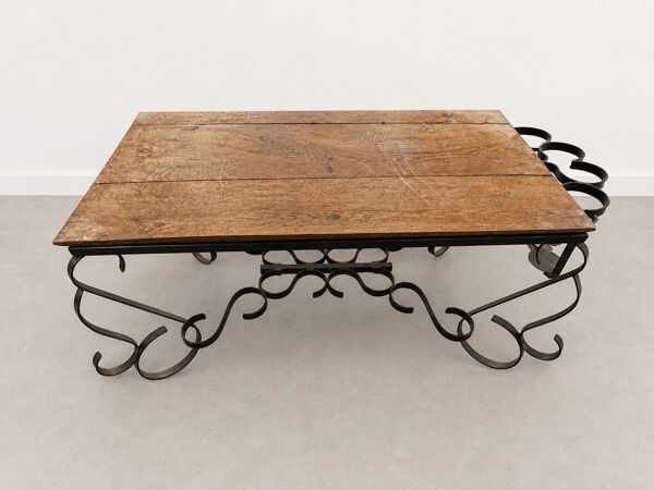Table basse ancienne en bois massif avec porte-bouteilles intégrés