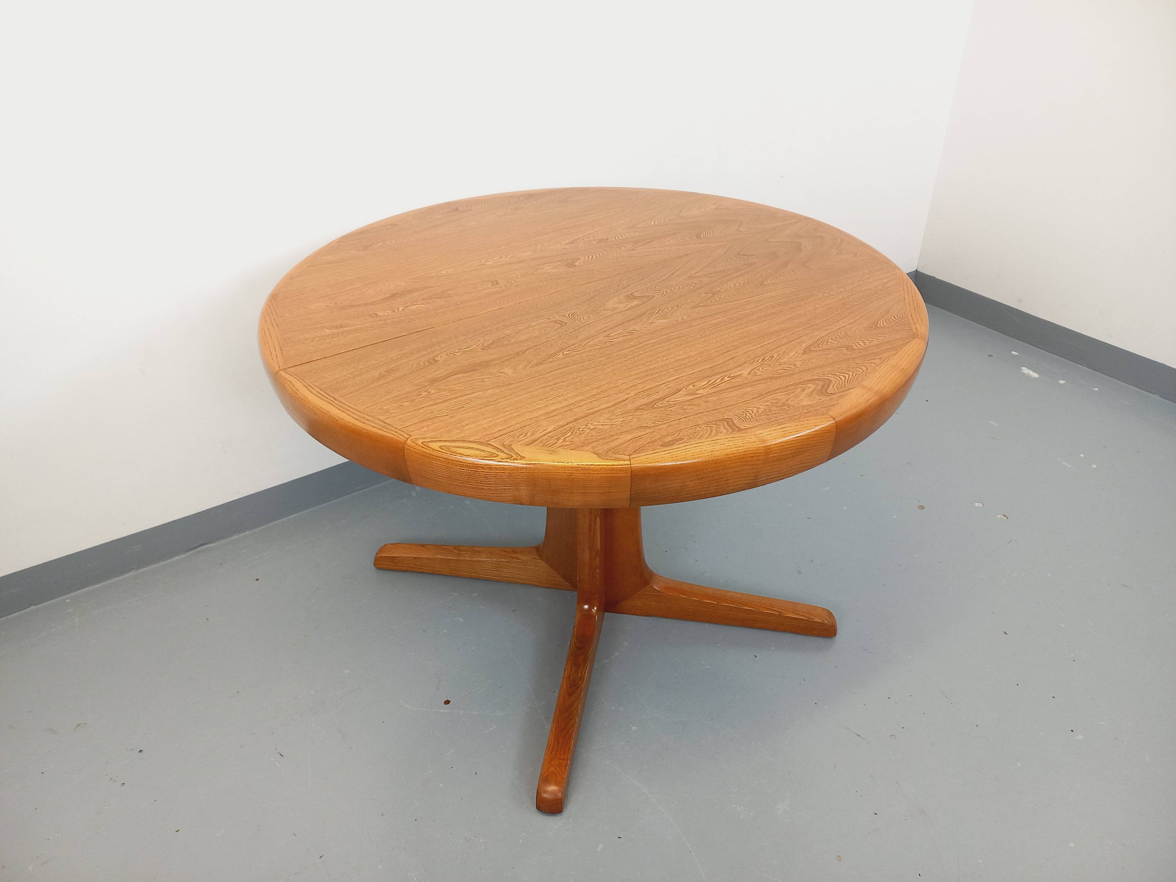 Vintage round dining table in Scandinavian style from the 60s and 70s in elm.