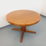 Vintage round dining table in Scandinavian style from the 60s and 70s in elm.