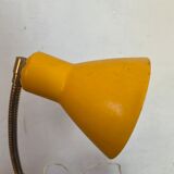 Lampe à poser cocotte années 60 en tôle jaune