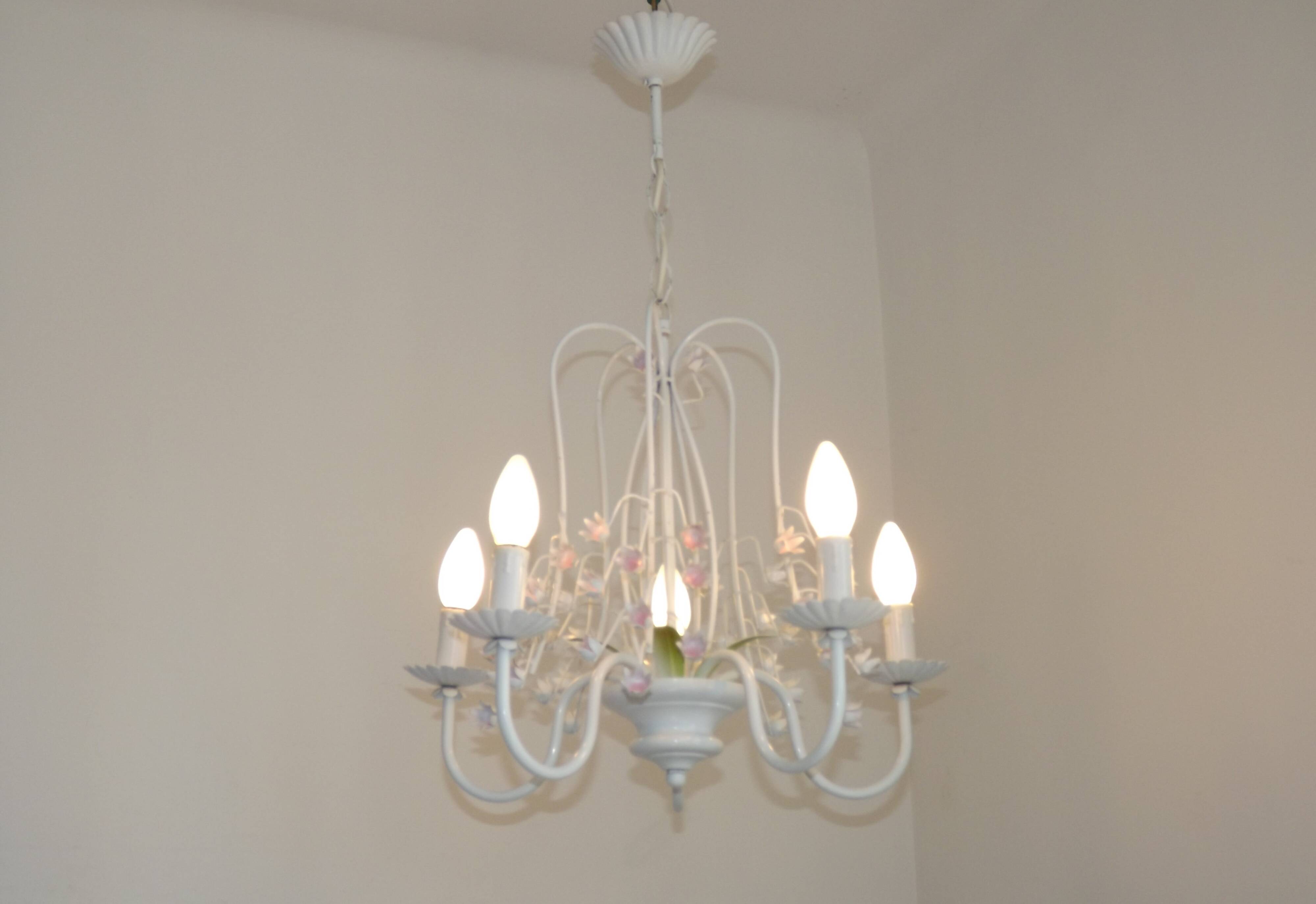 Chandelier vintage en métal blanc à 5 lumières avec des fleurs de glycine roses.
