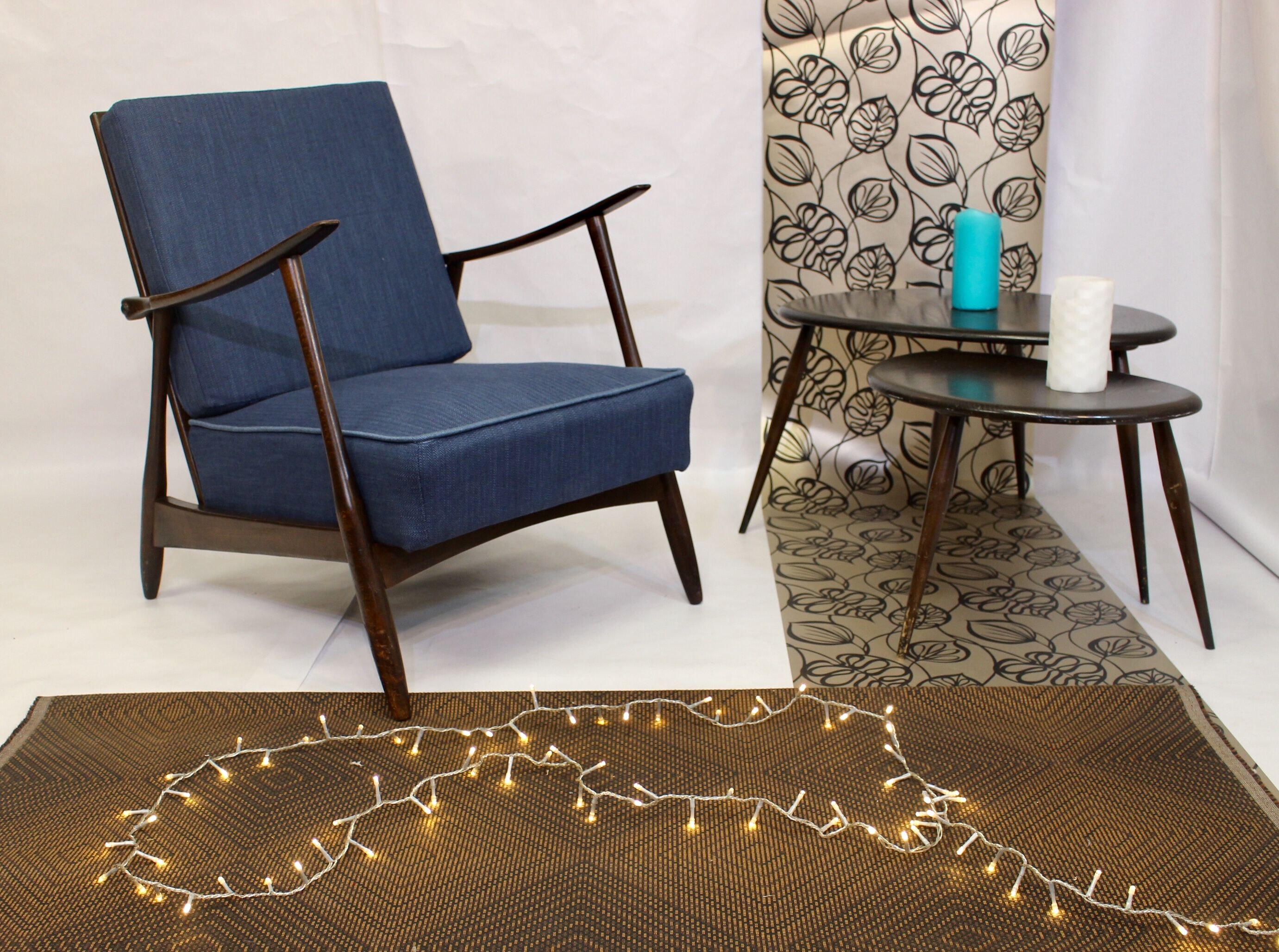 Fauteuil scandinave 1960 tissu bleu foncé effet chevron retapissé