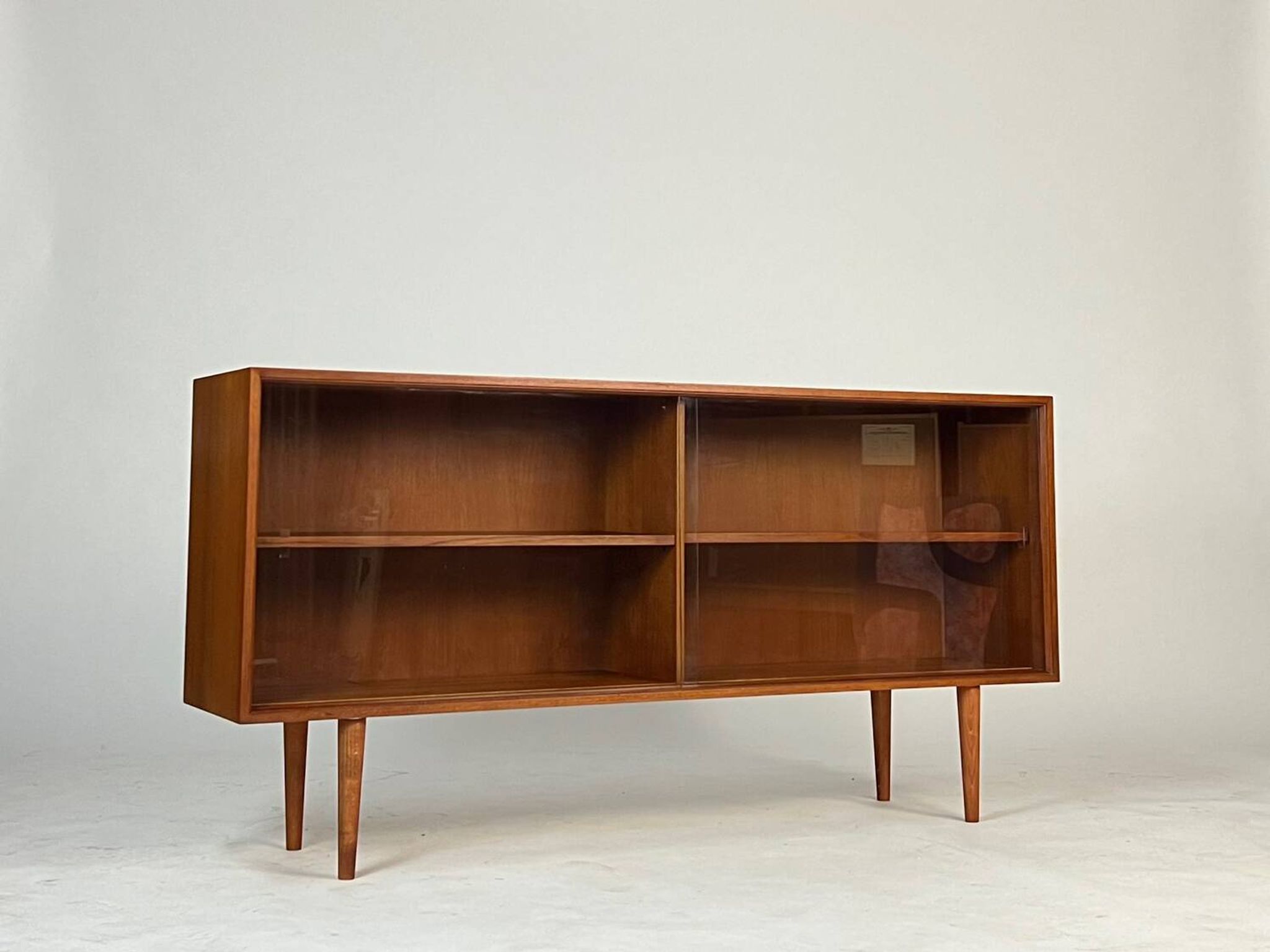Vitrine vintage en teck, buffet, étagère des années 60, style mid-century.