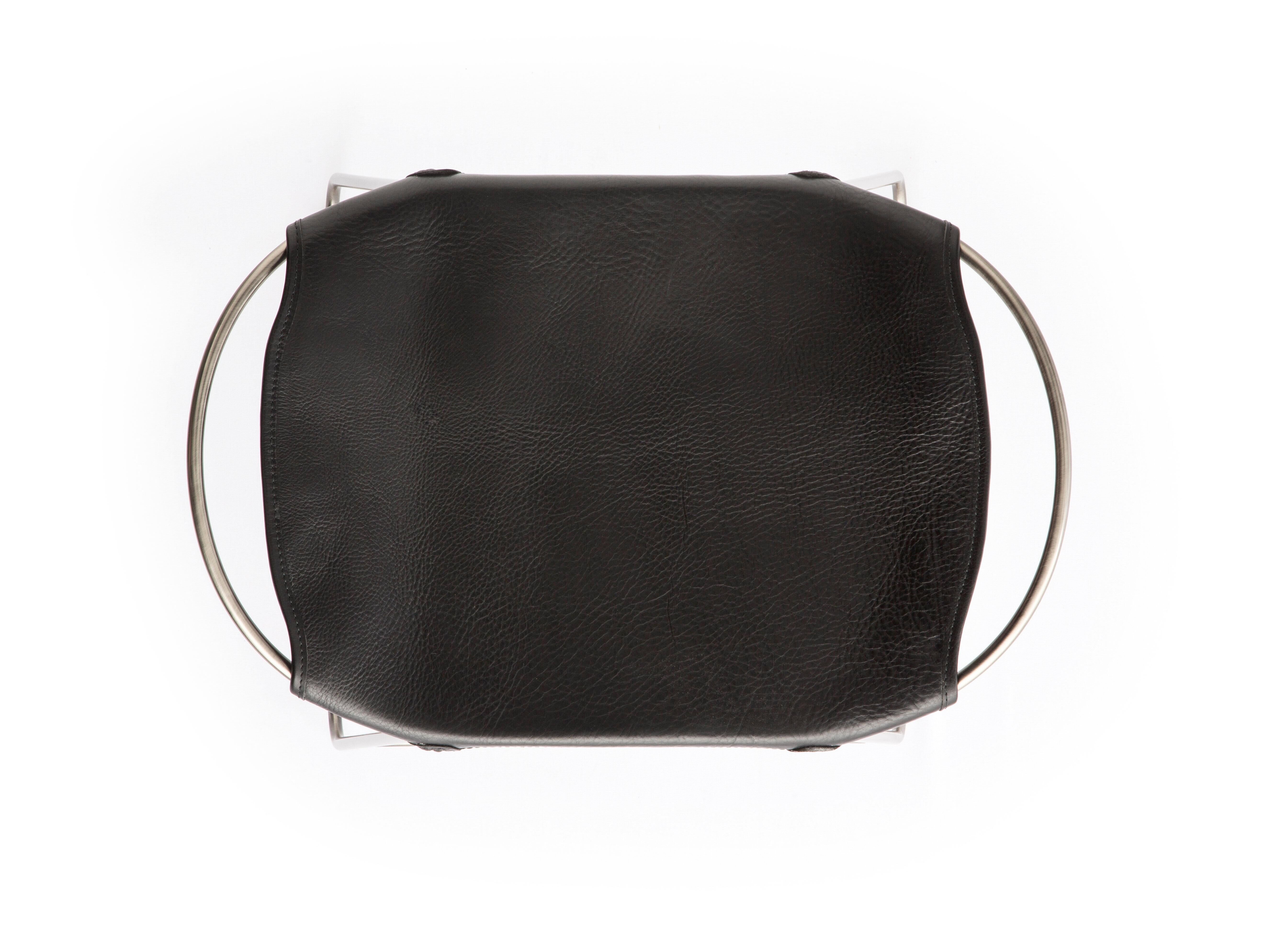 Tabouret de bar sculptural organique contemporain en argent vieux et cuir noir