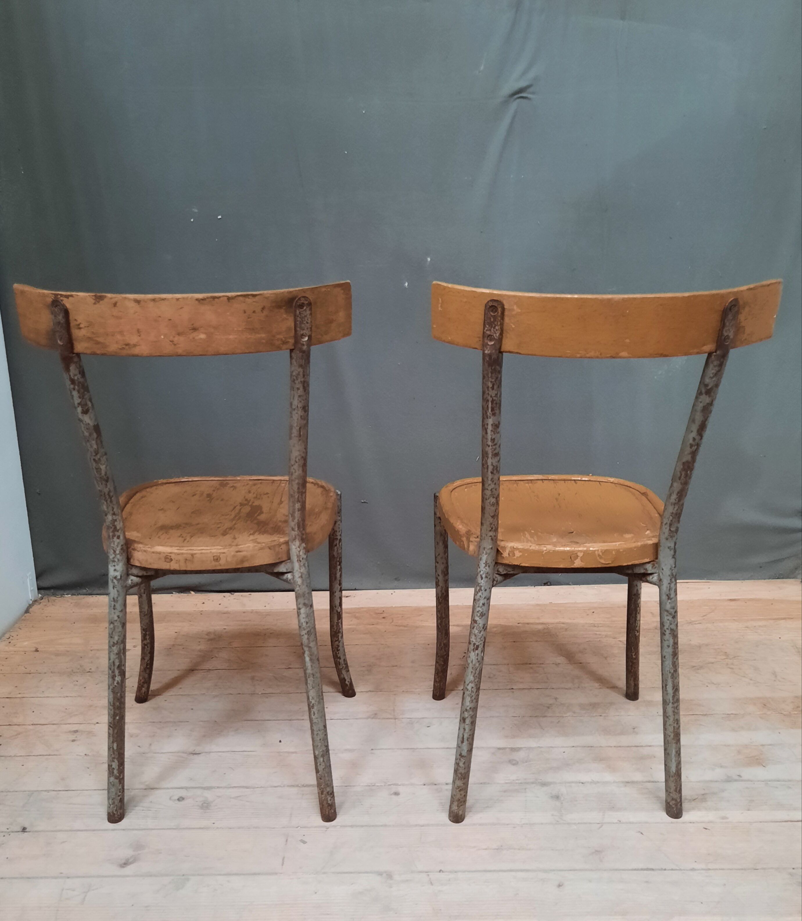 Paire de chaises industrielles