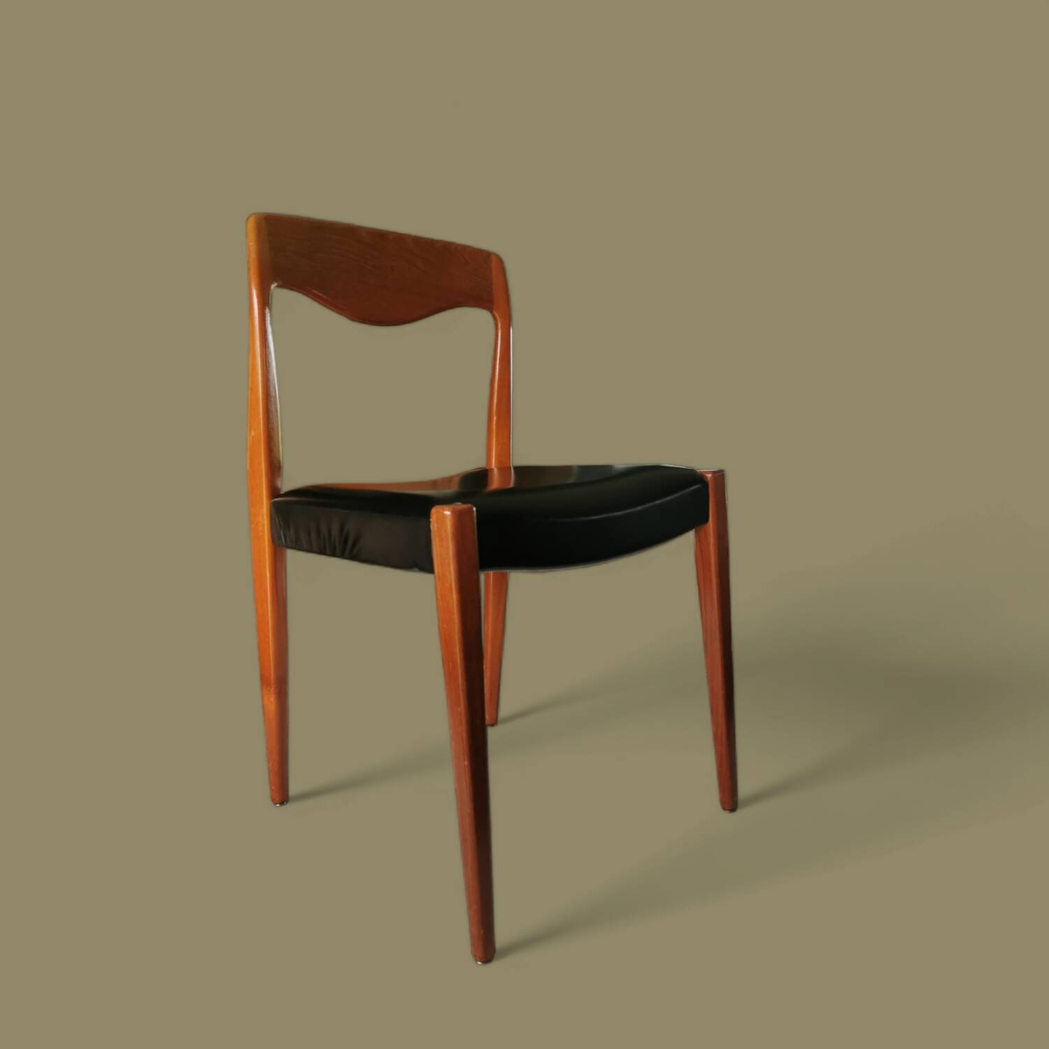 Lot de 5 chaises style Niels Otto Moller