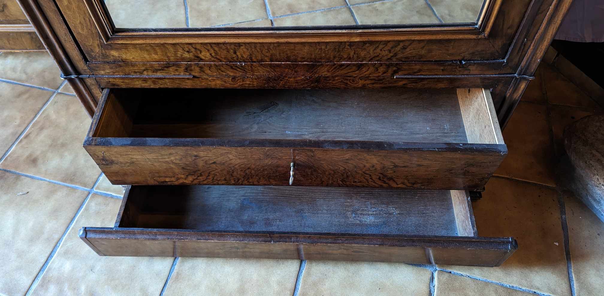 Bonnetière with mirror