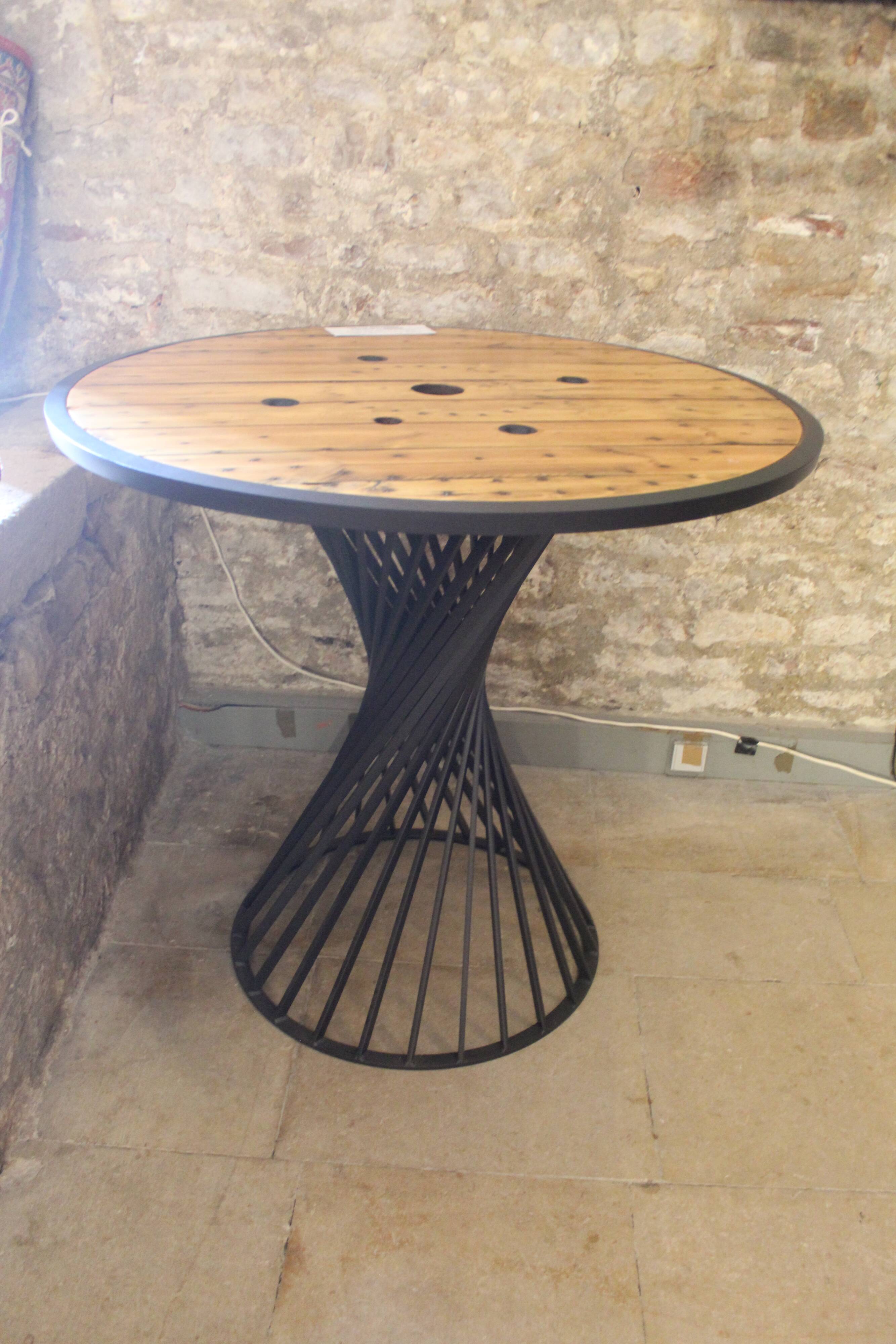 Mange debout piètement fer époxy