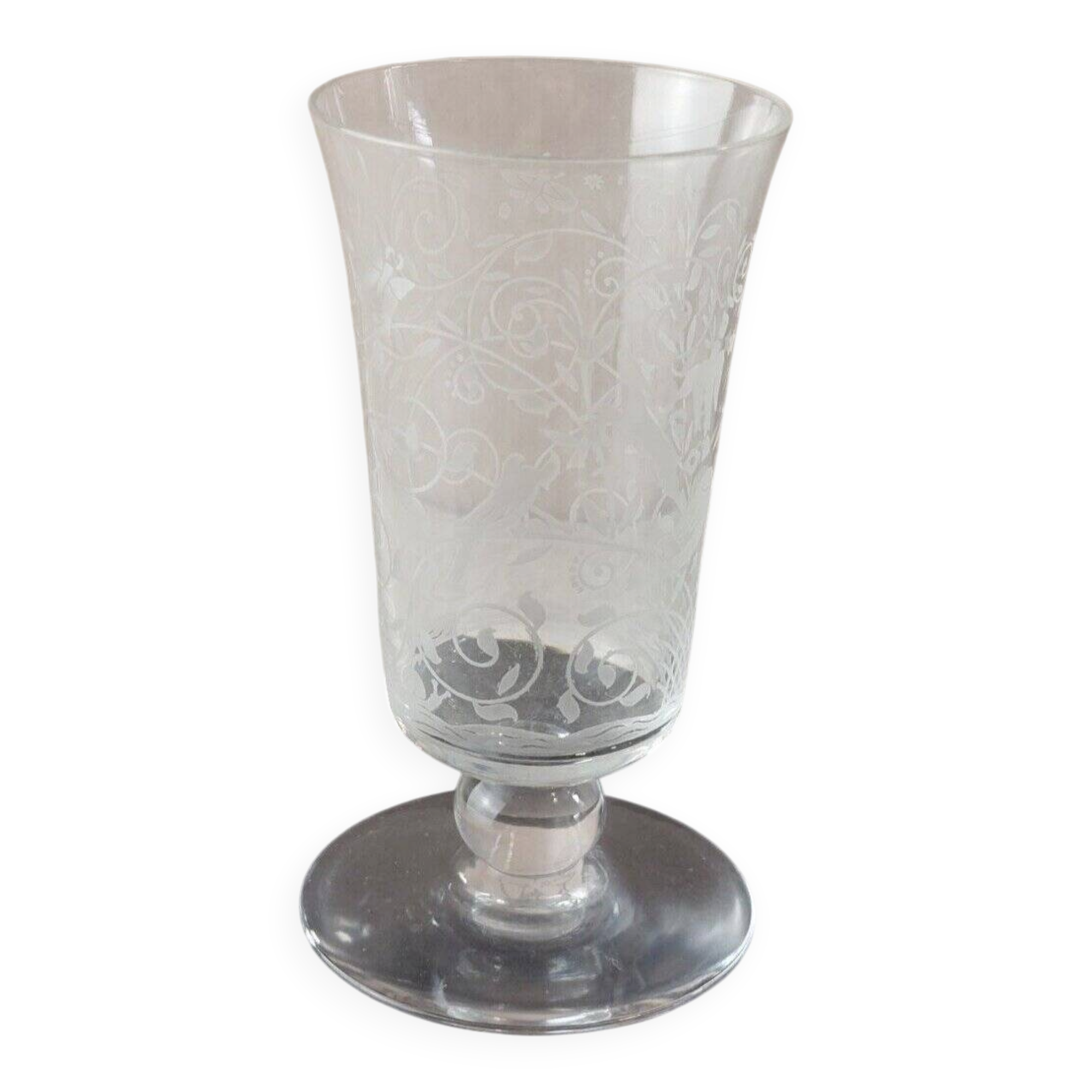 Antique small alcohol glass, Jeddah decor, in Baccarat crystal, signed