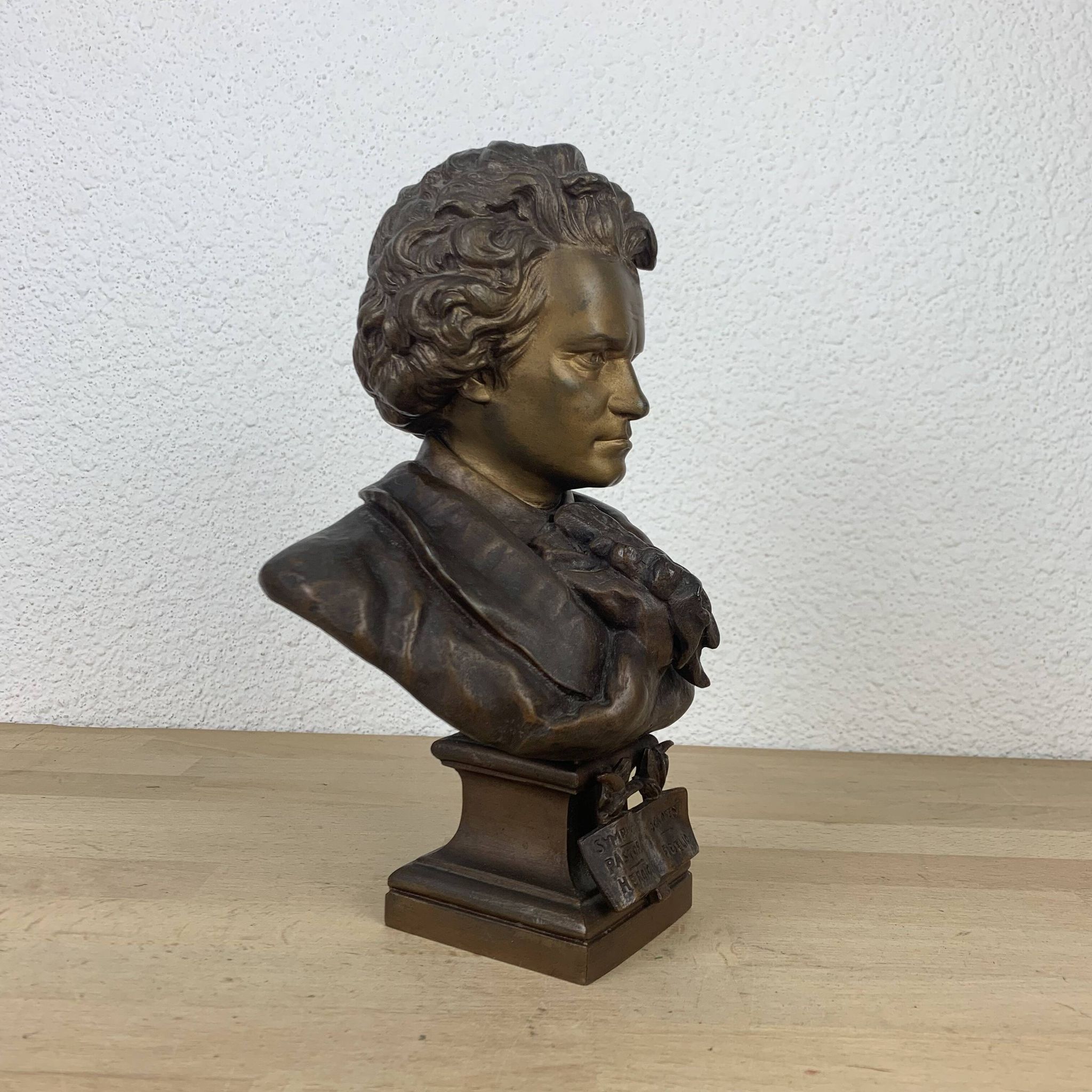 Bust Beethoven regulates after Gaston Leroux