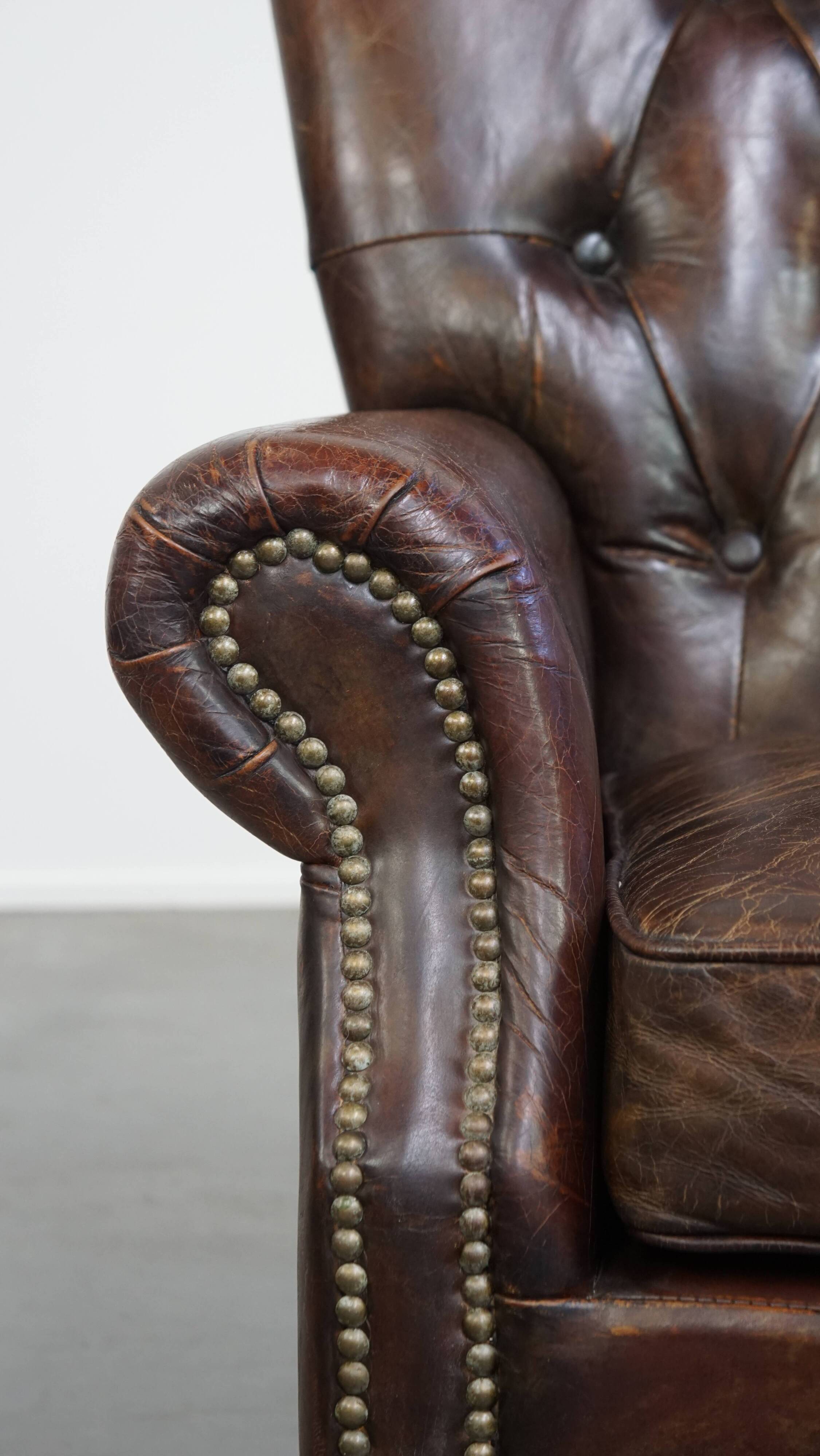 Fauteuil Chesterfield classique en cuir de vachette grainé couleur cognac