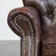 Fauteuil Chesterfield classique en cuir de vachette grainé couleur cognac