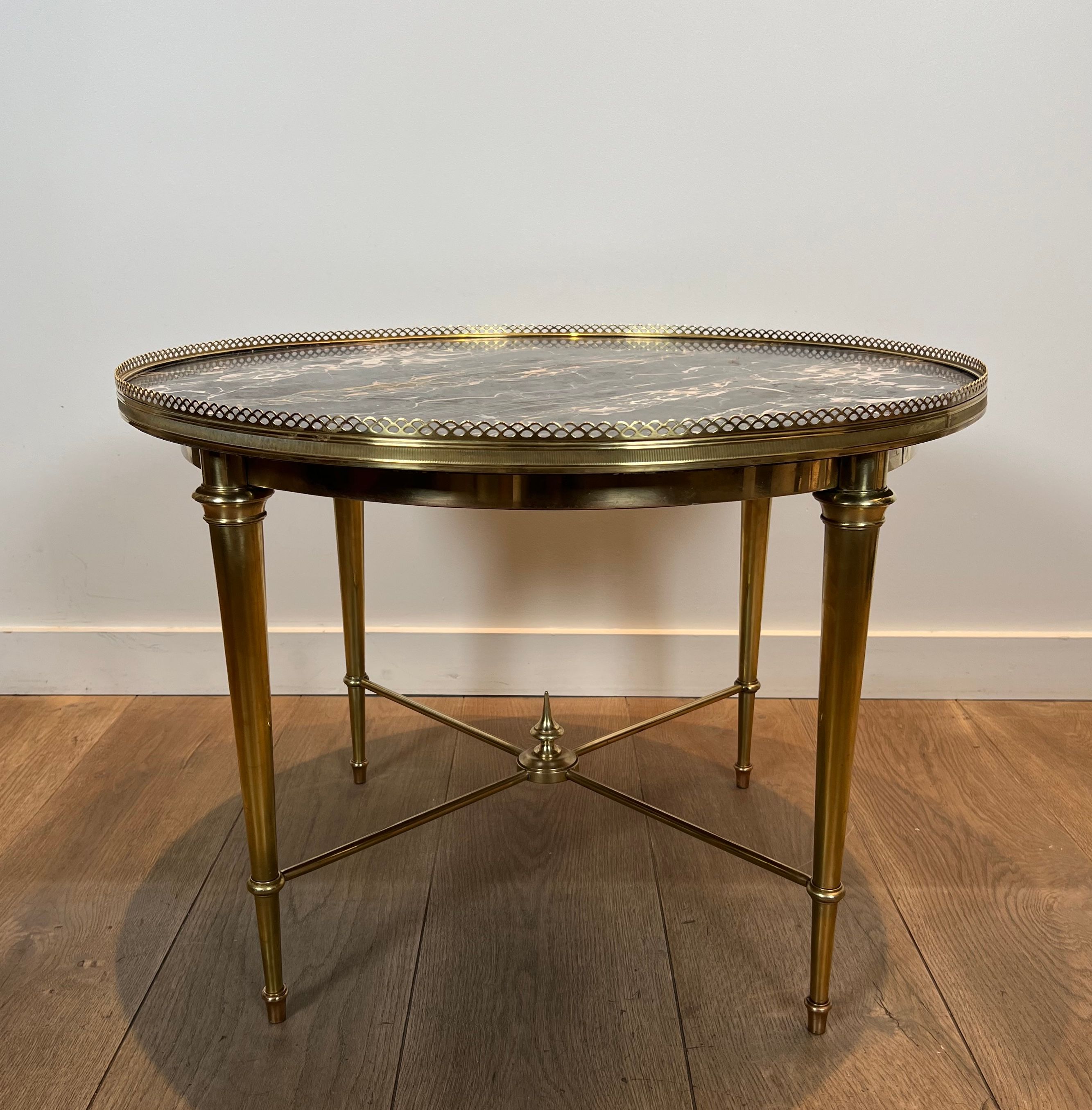 Round coffee table in brass with a marble top from the Ramsay house.