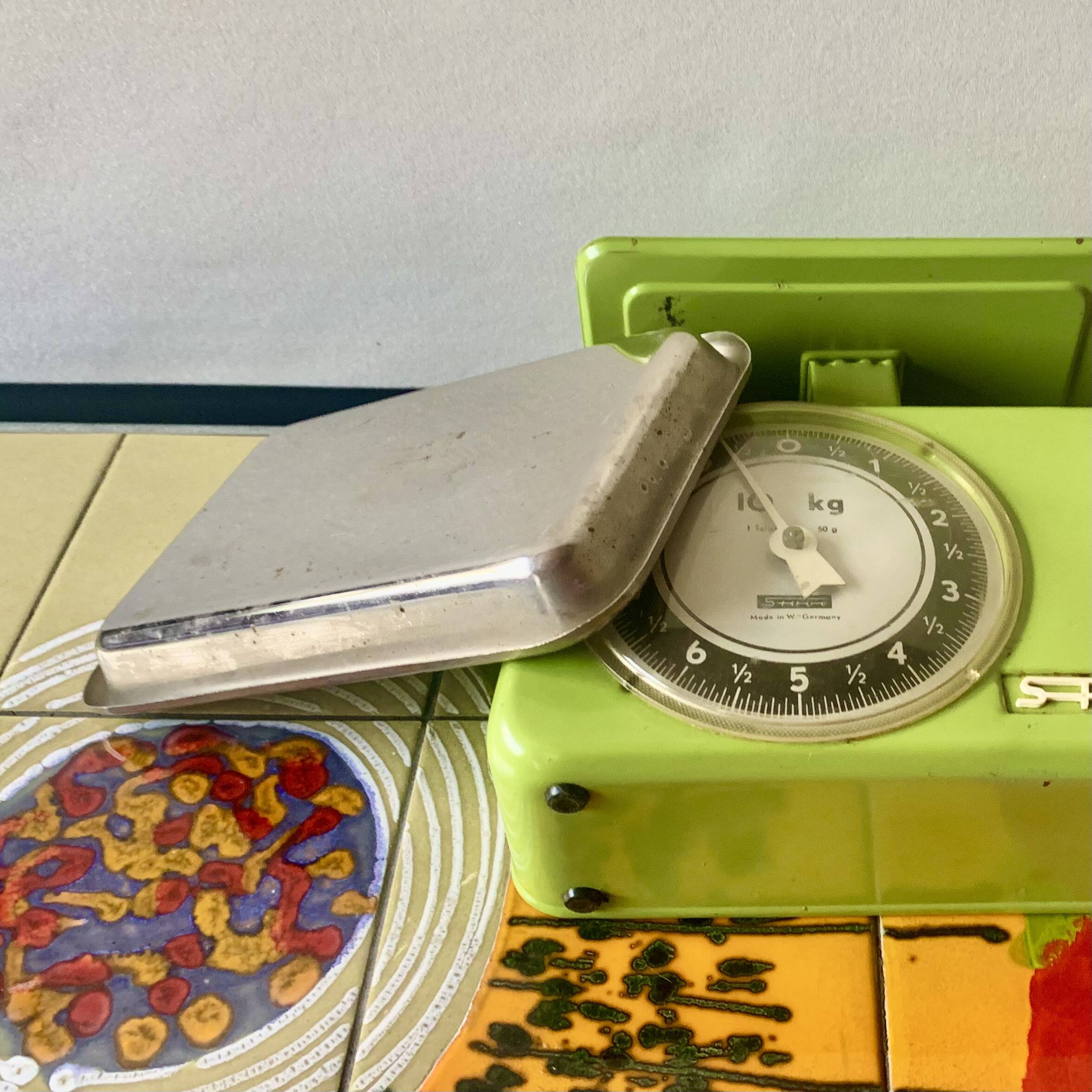 Stube vintage household scale in green enameled metal - Force 10