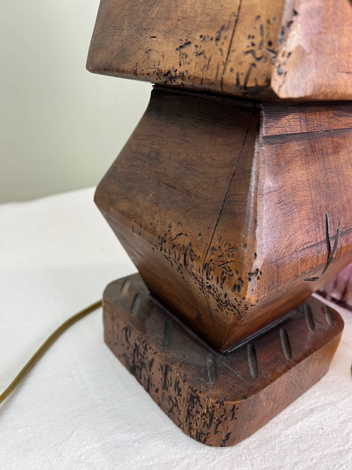 Lampe de table en bois sculpté, abat-jour en laine