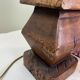 Lampe de table en bois sculpté, abat-jour en laine