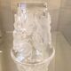 Vase en verre epais lalique modele saumur a decor de feuilles de vigne et raisin