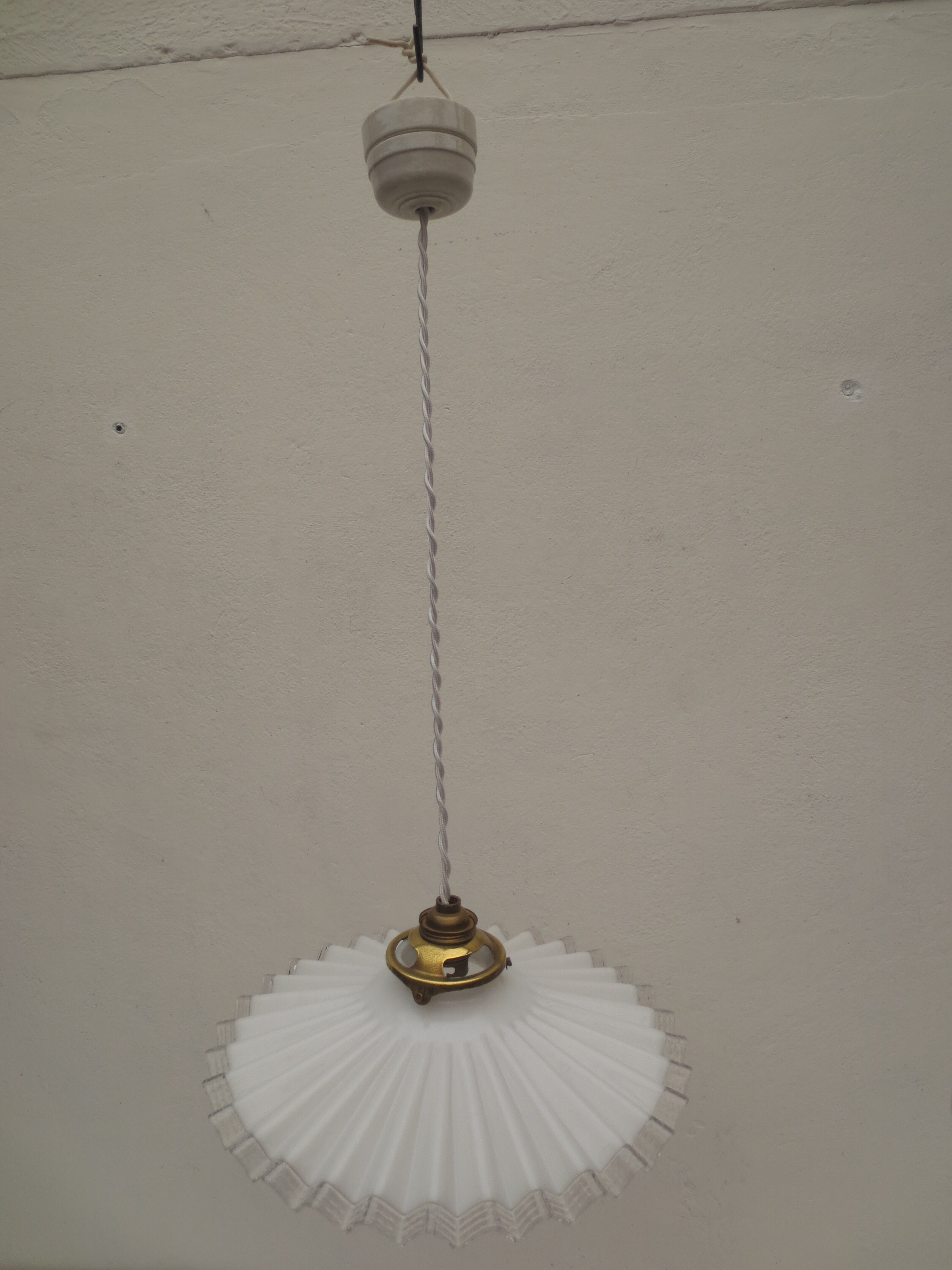 Suspension en opaline blanche dentelée et plissée bord transparent