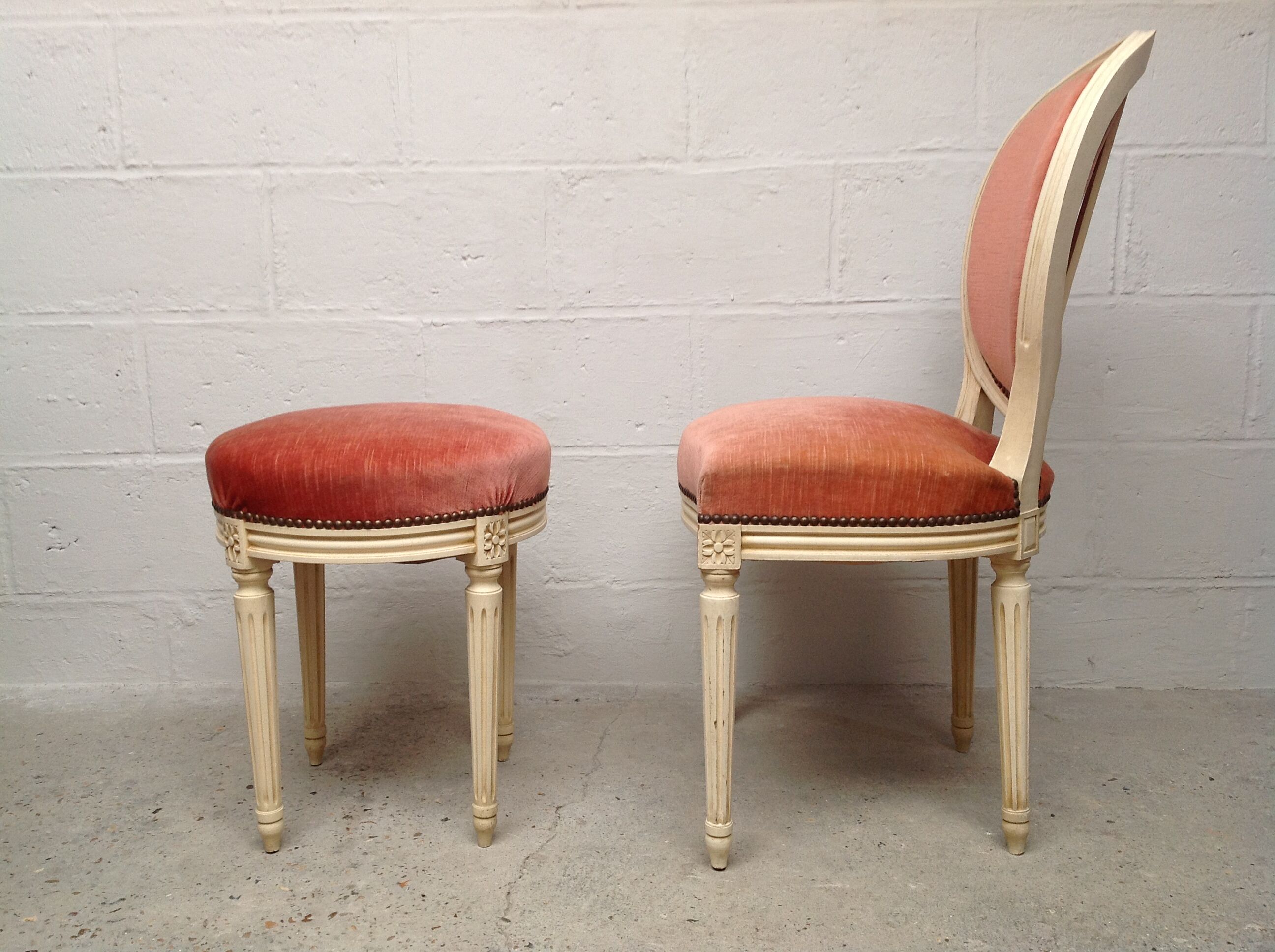 Chaise médaillon et tabouret velours style Louis XVI