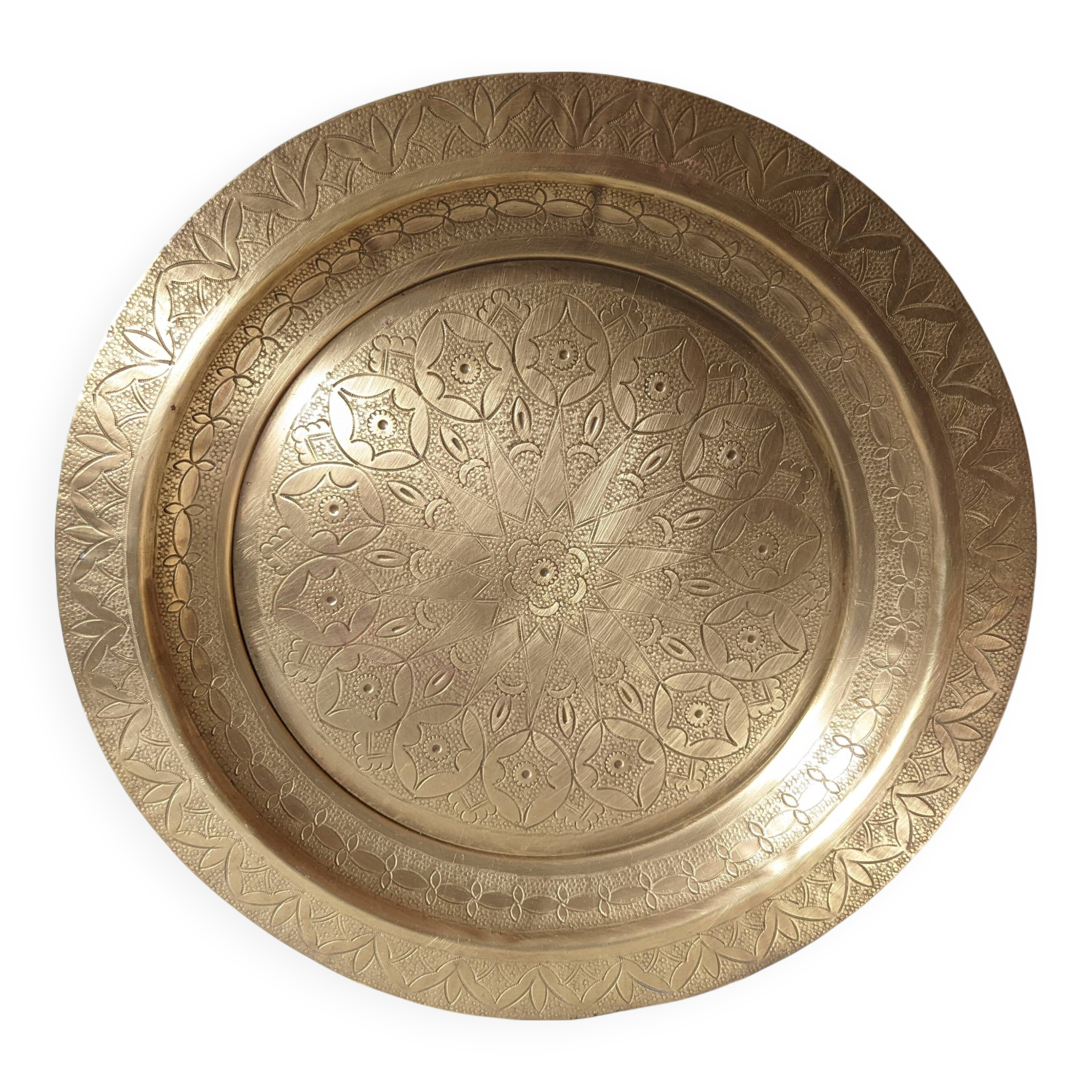Plateau marocain gravé rond métal doré , cuivre jaune
