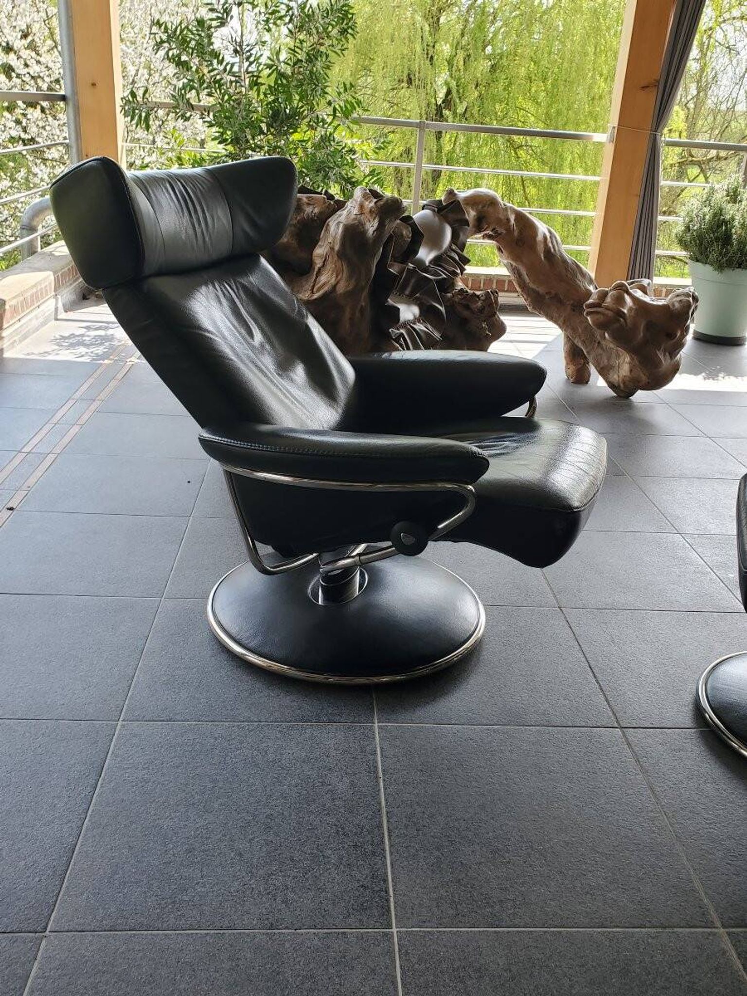 1 Stressless Jazz armchair - black leather and its ottoman