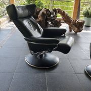 1 Stressless Jazz armchair - black leather and its ottoman
