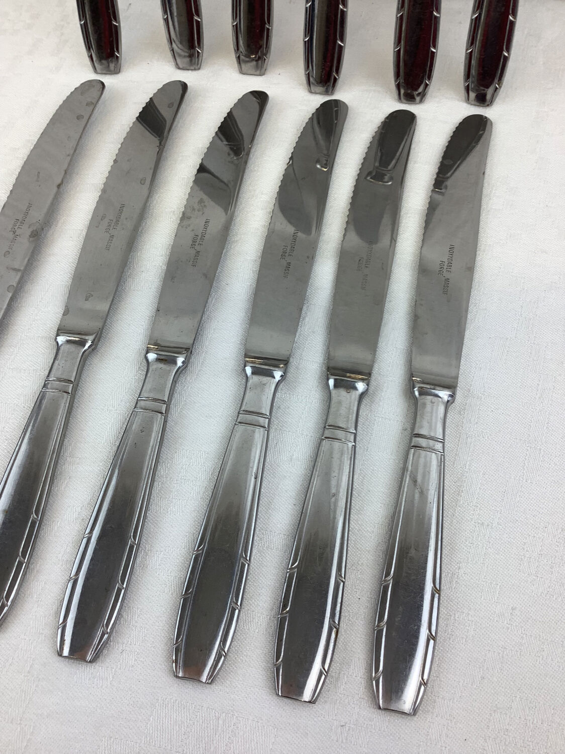 12 serrated table knives