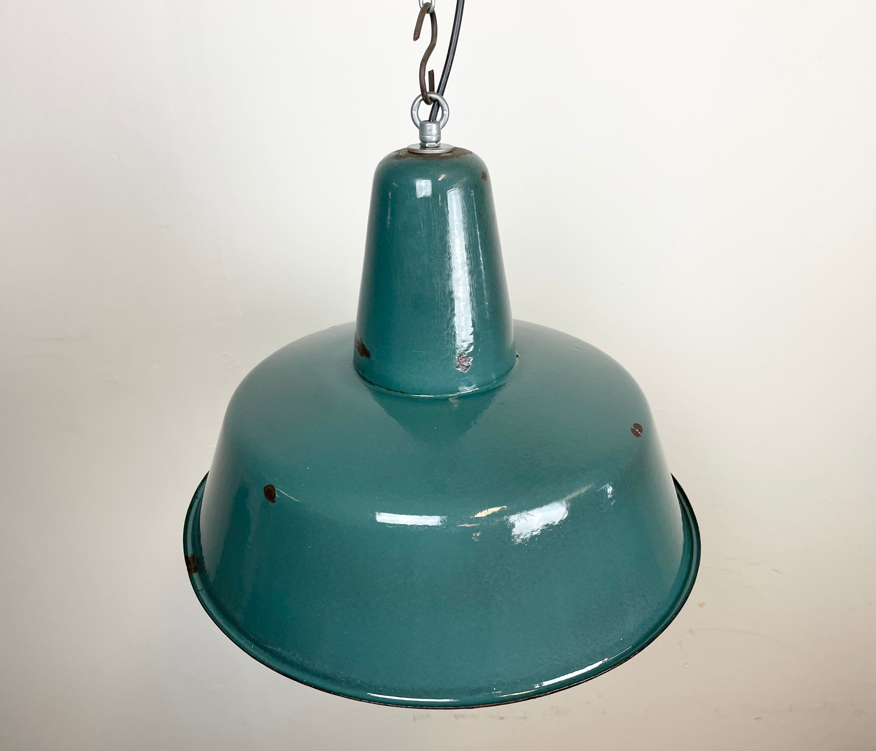 Lampe d'usine industrielle en émail vert, années 1960