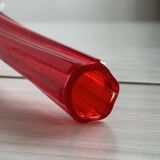 Vase soliflore en verre rouge.