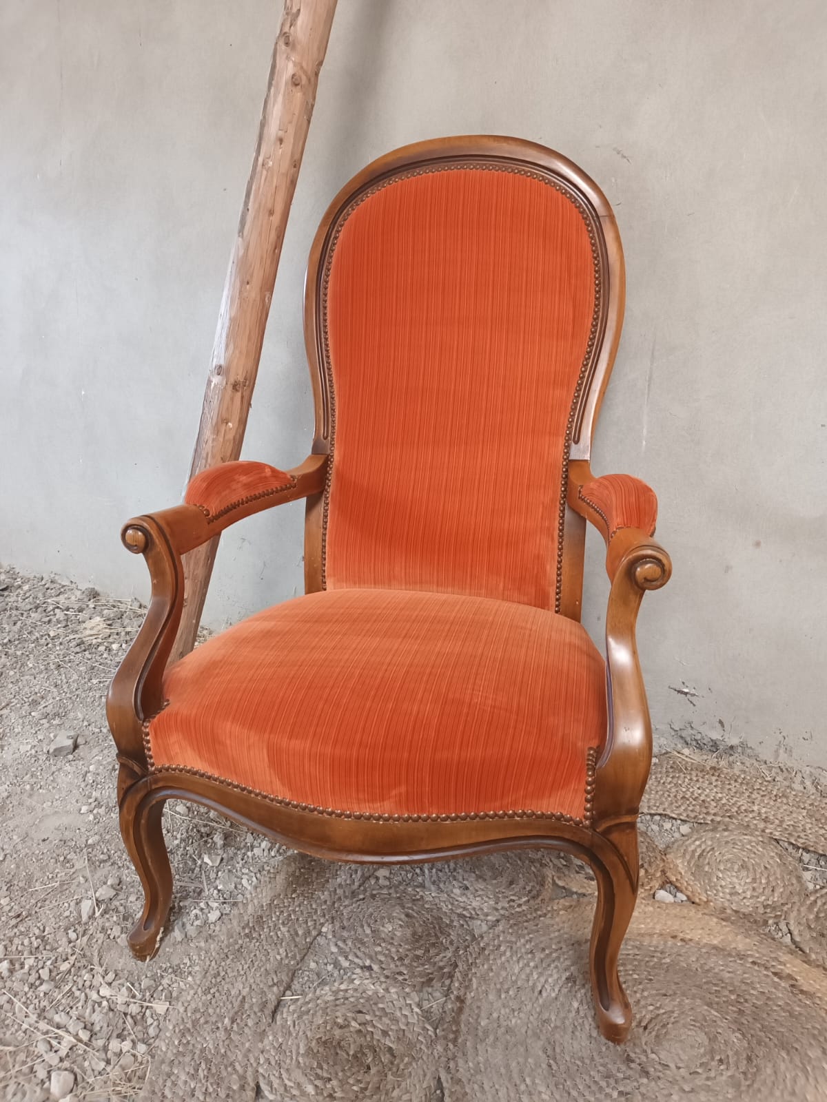Deux fauteuils type Voltaire, en velours orange