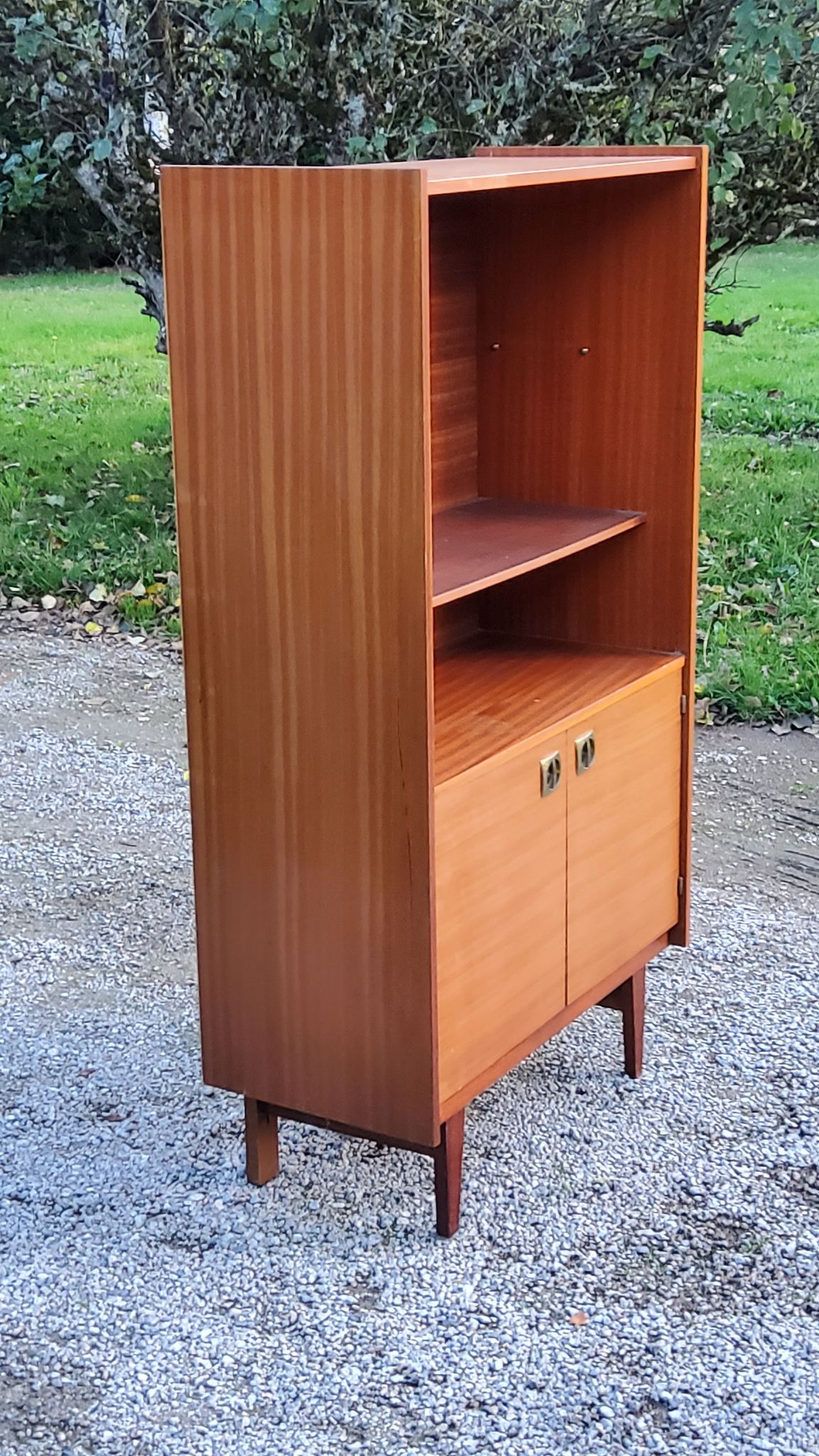 Bookcase from the 60s/70s in golden mahogany with bobbin feet
