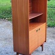 Bookcase from the 60s/70s in golden mahogany with bobbin feet