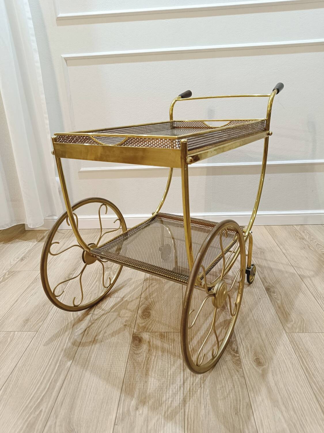 Desserte en laiton et cuivre par Josef Frank pour Svenskt Tenn