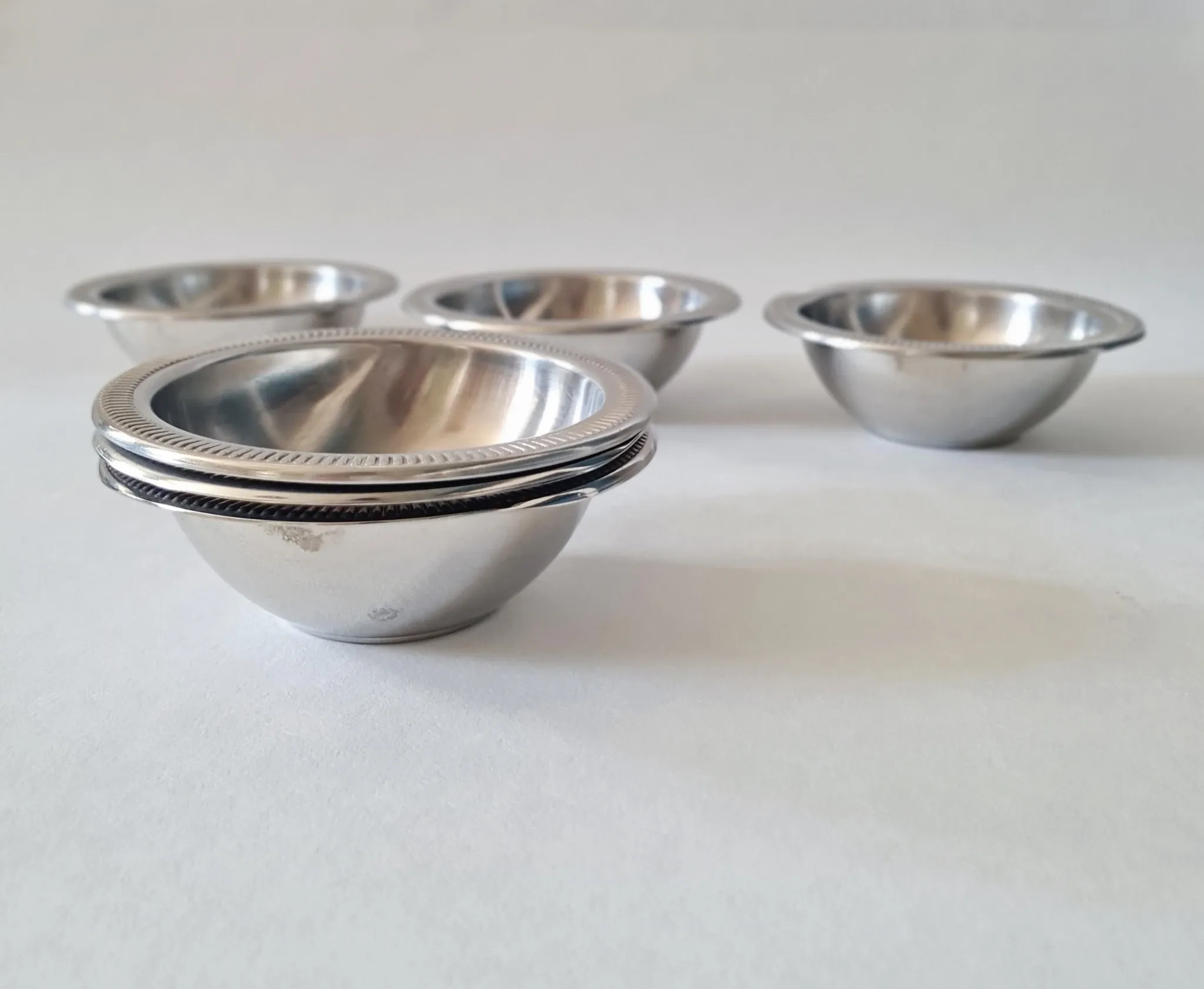 Set of 6 small vintage stainless steel bowls Set of 6 small bowls